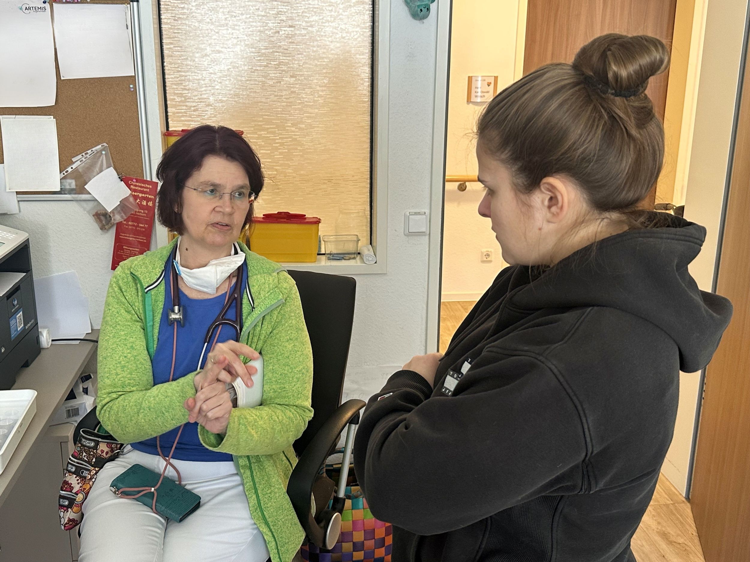 In der Praxis lernen: Medizinstudentin Aurora Raito tauscht sich mit Hausärztin Christina Brenzinger über die Patientenversorgung im Pflegeheim aus. Foto: Lahn-Dill-Kreis