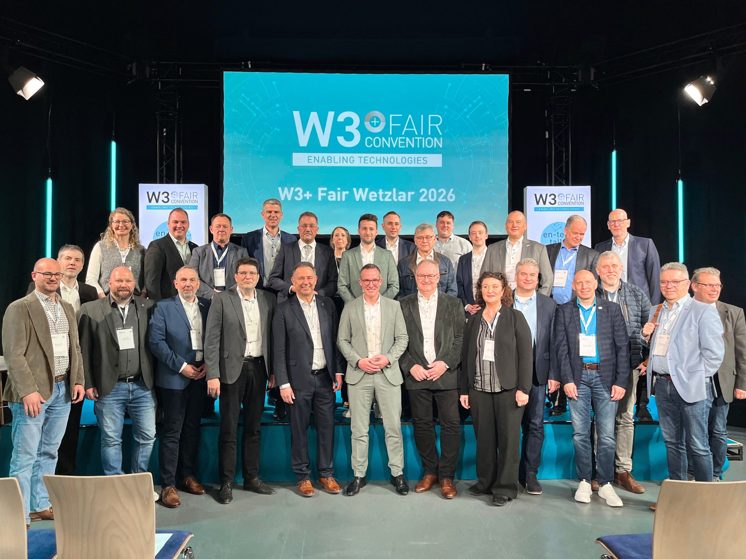 Alle Bürgermeisterinnen und Bürgermeister kamen auf der W3+FAIR Messe zusammen, um sich einen Eindruck von der regionalen Wirtschaft zu verschaffen und in den Dialog zu gehen. Foto: Lahn-Dill-Kreis