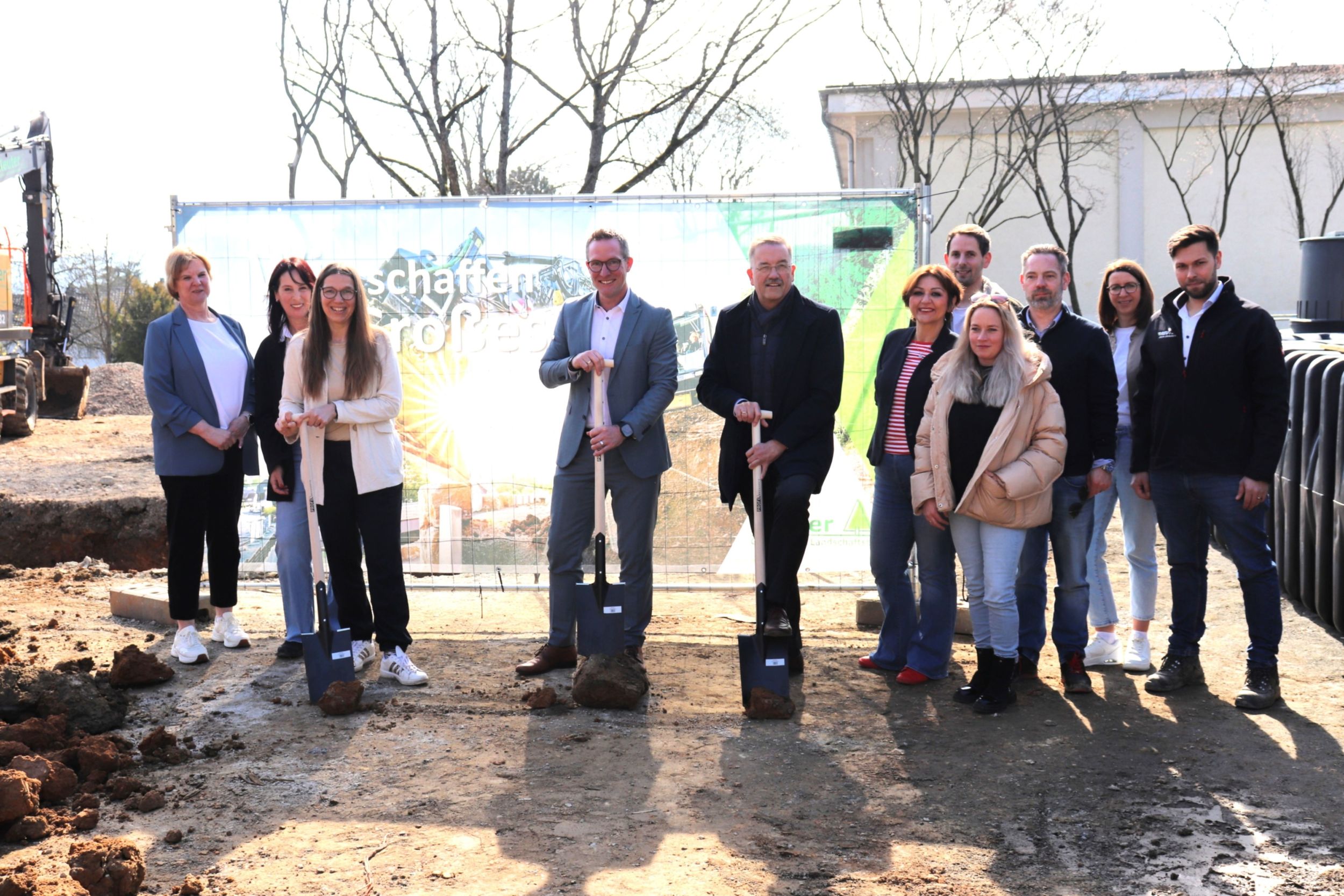 055_Spatenstich Gemeinsam gaben Landrat Carsten Braun und Wetzlars Oberbürgermeister Manfred Wagner mit dem offiziellen Spatenstich den symbolischen Startschuss für das Projekt Foto: Lahn-Dill-Kreis
