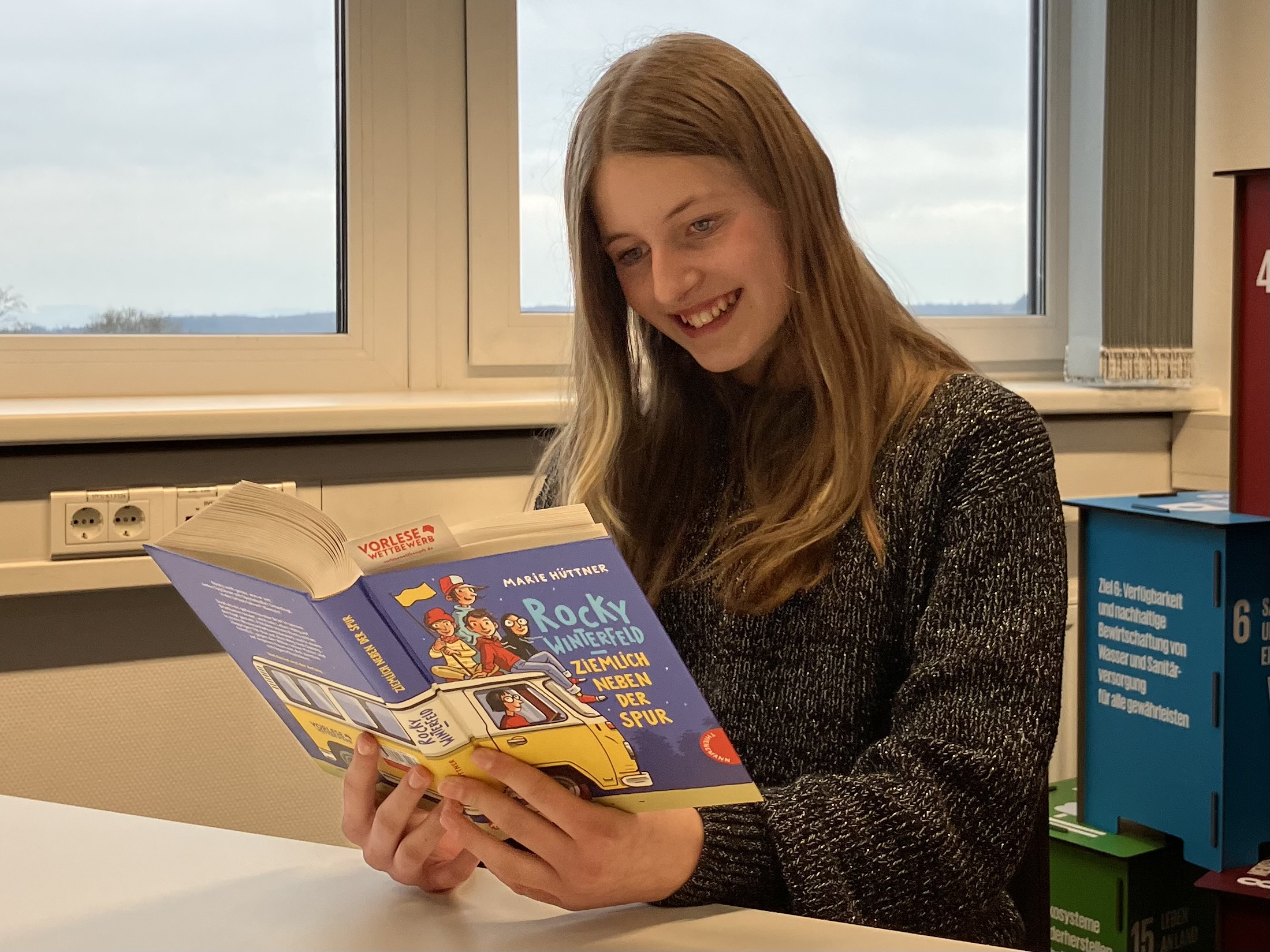 057_2 Vorlesewettbewerb Jamie Lee Wagner Jamie-Lee Wagner liest in Runde 2 aus Marie Hüttners „Rocky Winterfeld: Ziemlich neben der Spur“. Foto: Lahn-Dill-Kreis