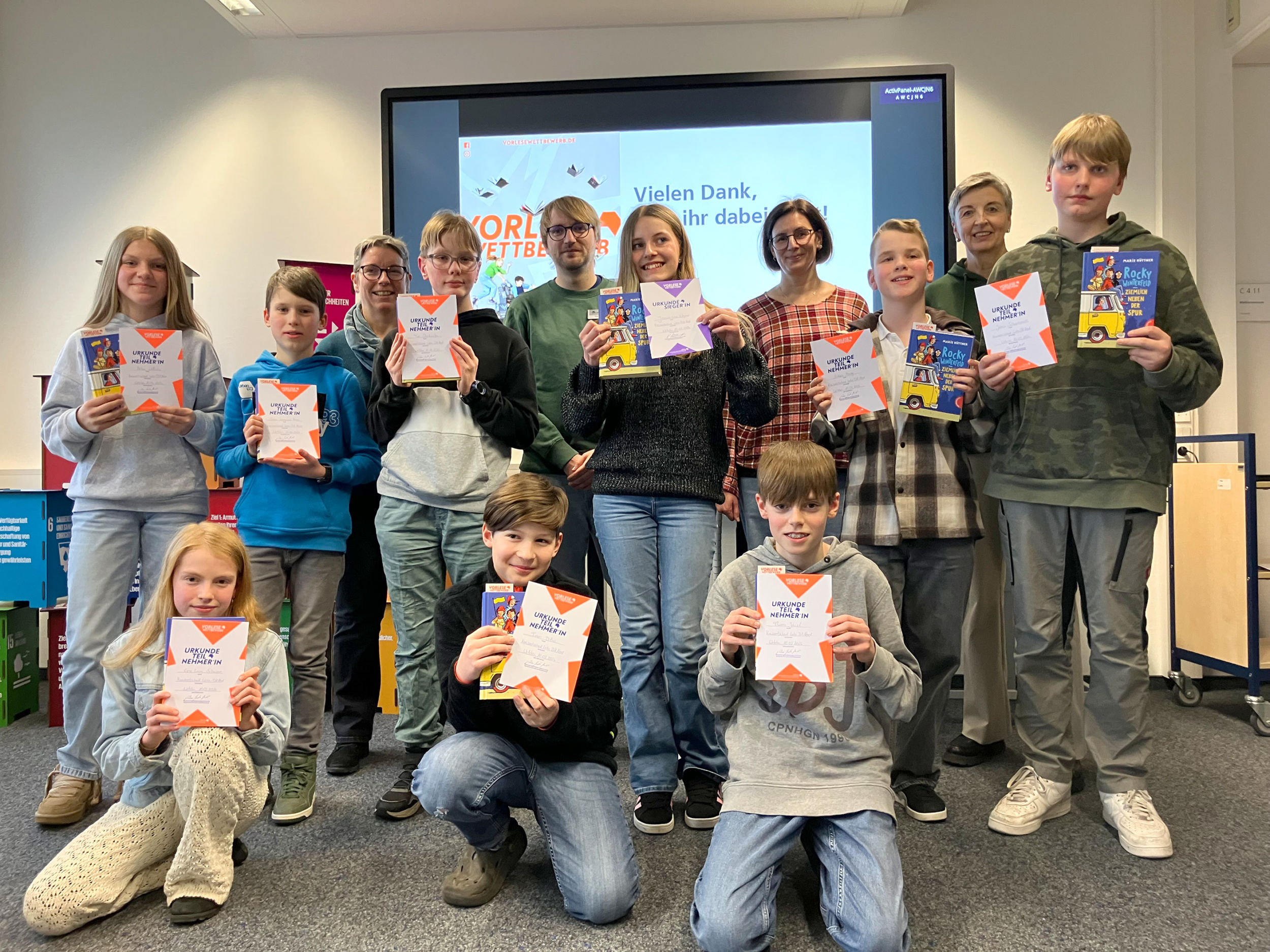 057_3 Vorlesewettbewerb_Nordkreis Die Vorleserinnen und Vorleser des nördlichen Lahn-Dill-Kreises gemeinsam mit der Jury des Kreisentscheids. Foto: Lahn-Dill-Kreis