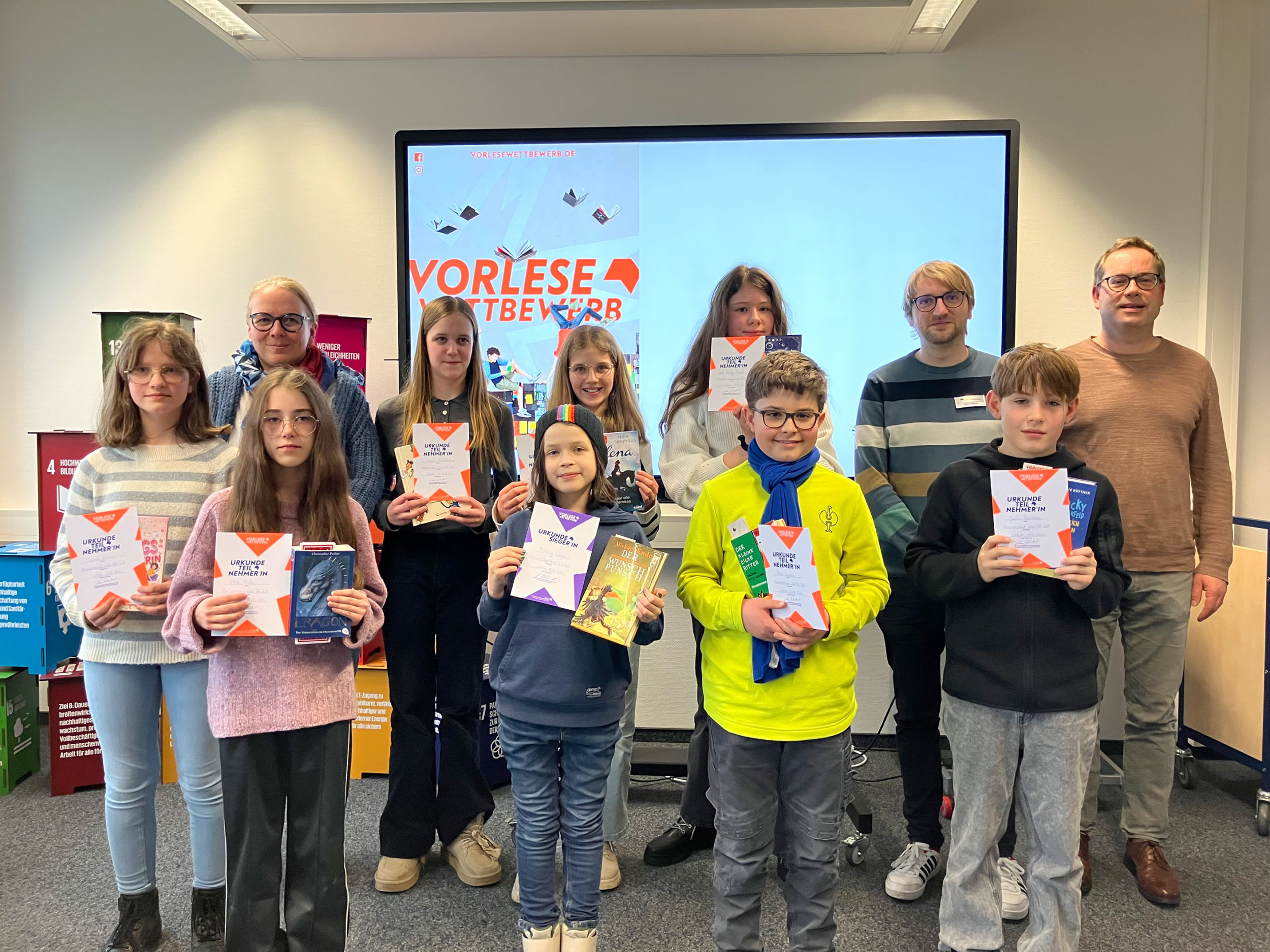 057_4 Vorlesewettbewerb_Südkreis Die Vorleserinnen und Vorleser des südlichen Lahn-Dill-Kreises gemeinsam mit der Jury des Kreisentscheids. Foto: Lahn-Dill-Kreis