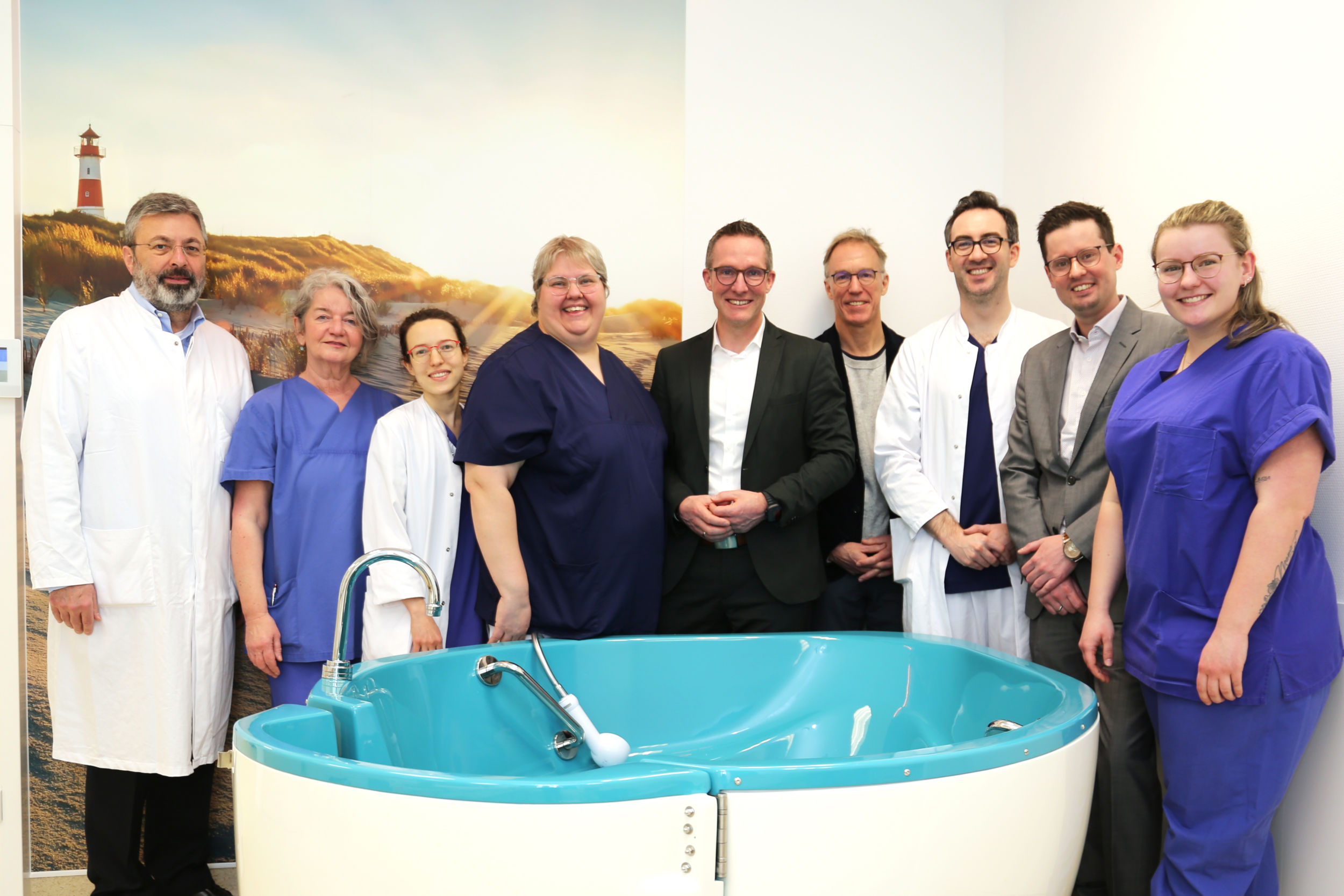 Freuen sich über den neuen und modernen Kreißsaal (v.l.n.r.): Dr. Erich Lotterer (Ärztlicher Direktor Klinikum Wetzlar-Braunfels), Birgit Ransbach (Hebamme), Theresa Schwartz (Assistenzärztin), Dr. Yvonne Völkel (Leitende Kreißsaalärztin), Carsten Braun (Landrat), Tobias Gottschalk (Geschäftsführer Lahn-Dill-Kliniken), Augustin Schasler (Assistenzarzt), Alexander Will (Leiter Abteilung Bau und Technik) und Julia Weil (Hebamme) ©LDK
