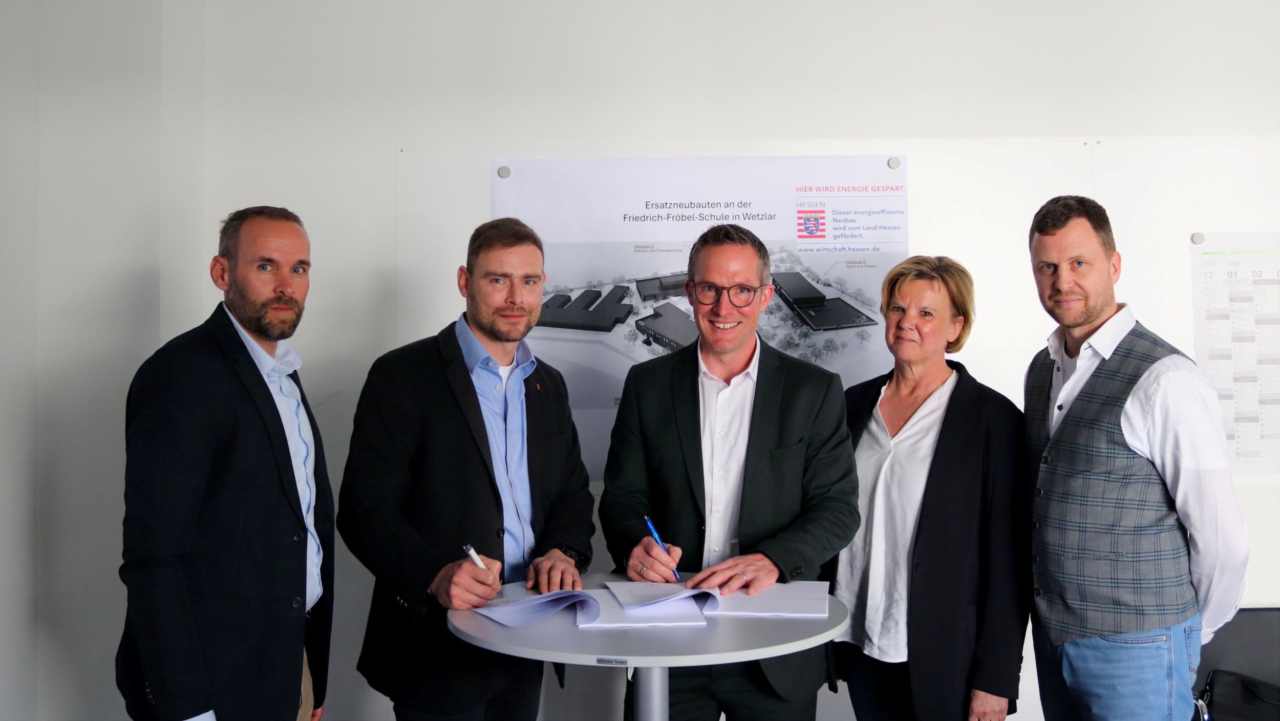 Der Lahn-Dill-Kreis setzt mit der Vertragsunterzeichnung ein deutliches Zeichen für die Weiterentwicklung seiner Bildungsstruktur. V.l.n.r.: Marco Wiesner, Sebastian Saar, Carsten Braun, Kerstin Weber, Dominic Hartmann (ACP Projektmanagement). Foto: Lahn-Dill-Kreis