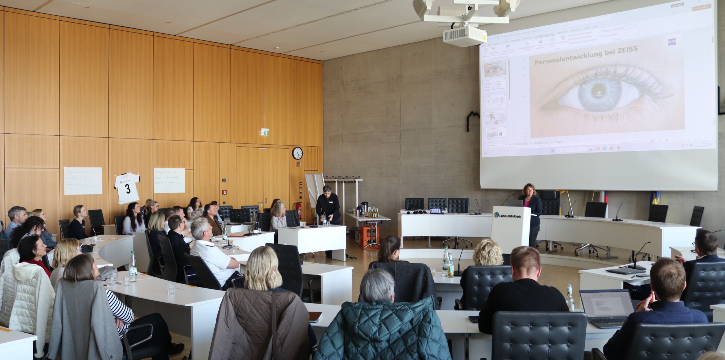 Bei der Auftaktveranstaltung am 14. April berichteten ehemalige Teilnehmende des Programms von ihren Erfahrungen. Foto: Lahn-Dill-Kreis