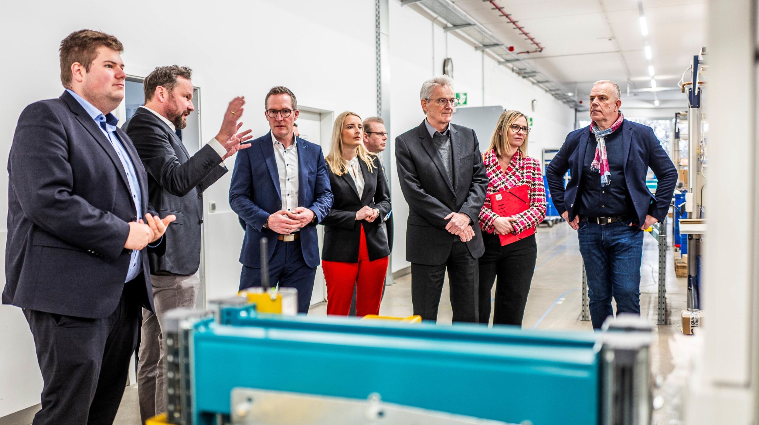 000_1_Unternehmensbesuch Reich Wissenbach_ Silas Koch Fotografie Geschäftsführer Steffen Bender zeigt der Wirtschaftsdelegation die Produktionsstätte in Wissenbach. Foto: Silas Koch Fotografie