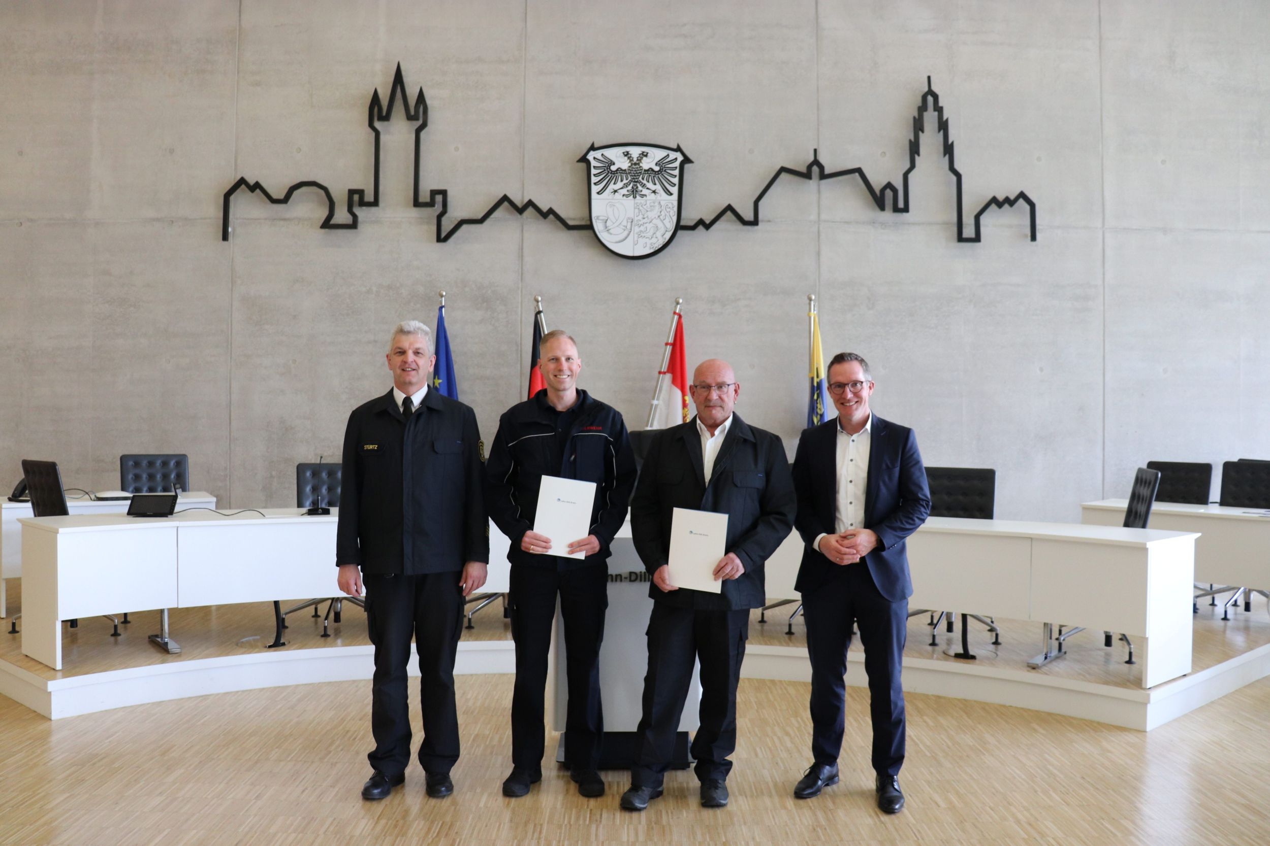 Kreisbrandinspektor Harald Stürtz, Sebastian Klein, Reiner Grün, Landrat Carsten Braun (v.l.n.r.) Foto: Lahn-Dill-Kreis