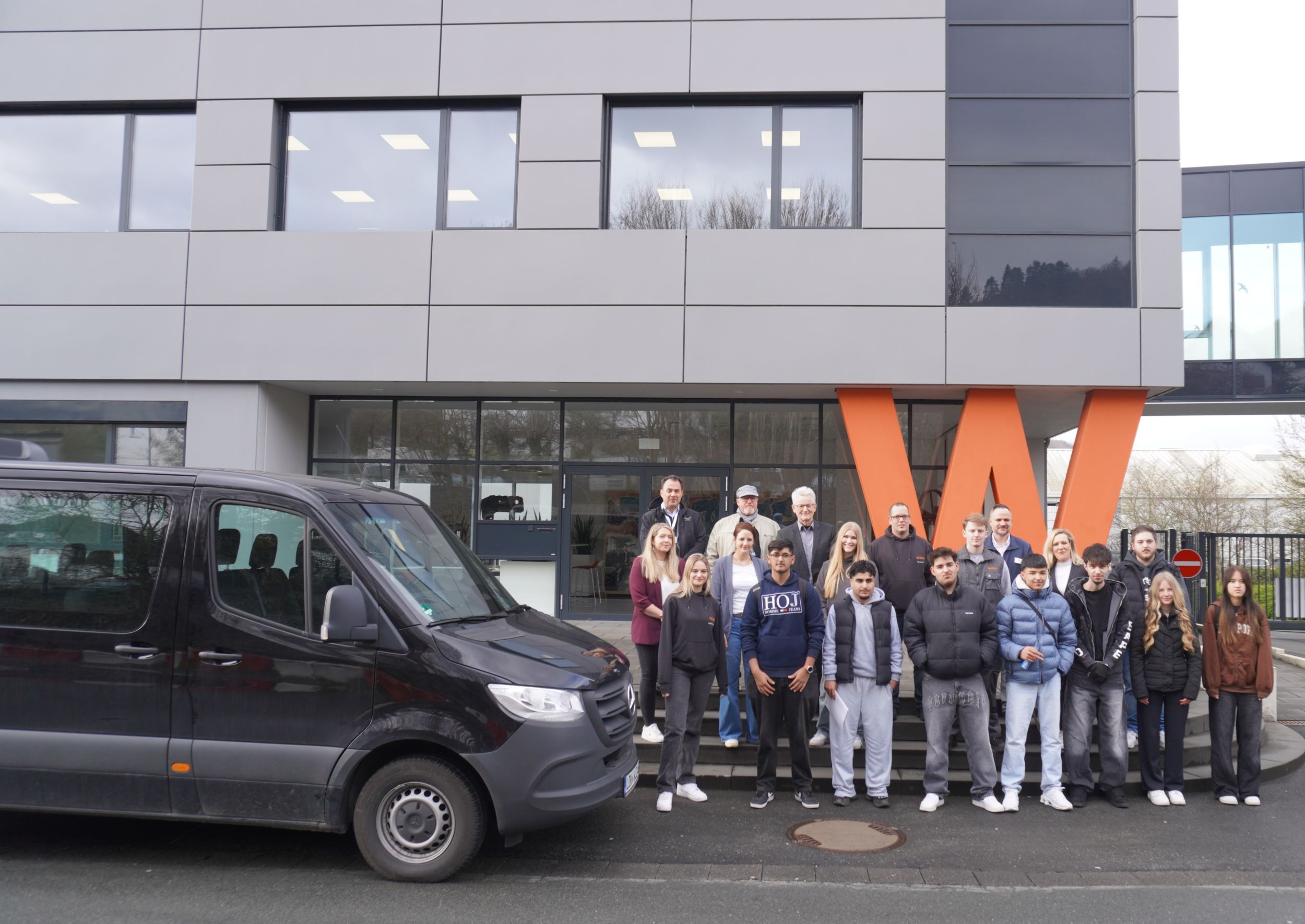 Berufsorientierung auf Rädern: Der Zukunftsbus bringt junge Erwachsene und Betriebe zusammen. Hier beim Unternehmensbesuch bei der Weber GmbH & Co. KG in Dillenburg. Foto: Kommunales Jobcenter Lahn-Dill