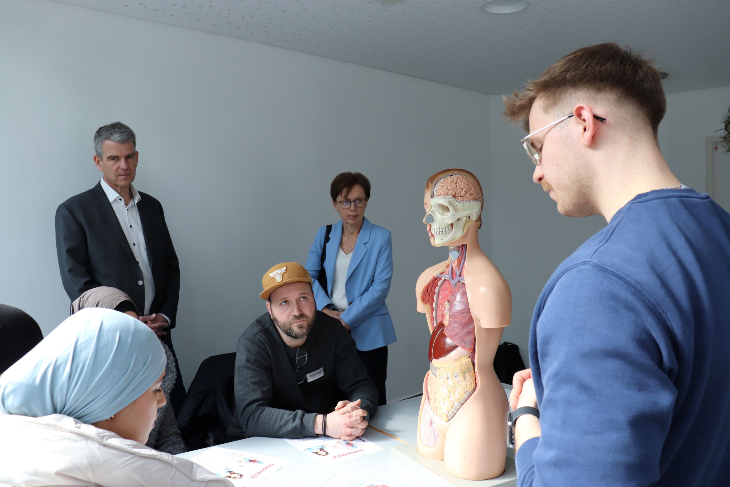 Im Bildungszentrum für Gesundheitsfachberufe in Wetzlar lernten die jungen Erwachsenen bei ihrem Besuch die vielfältigen Tätigkeiten im Gesundheitssektor kennen. Foto: Lahn-Dill-Kreis