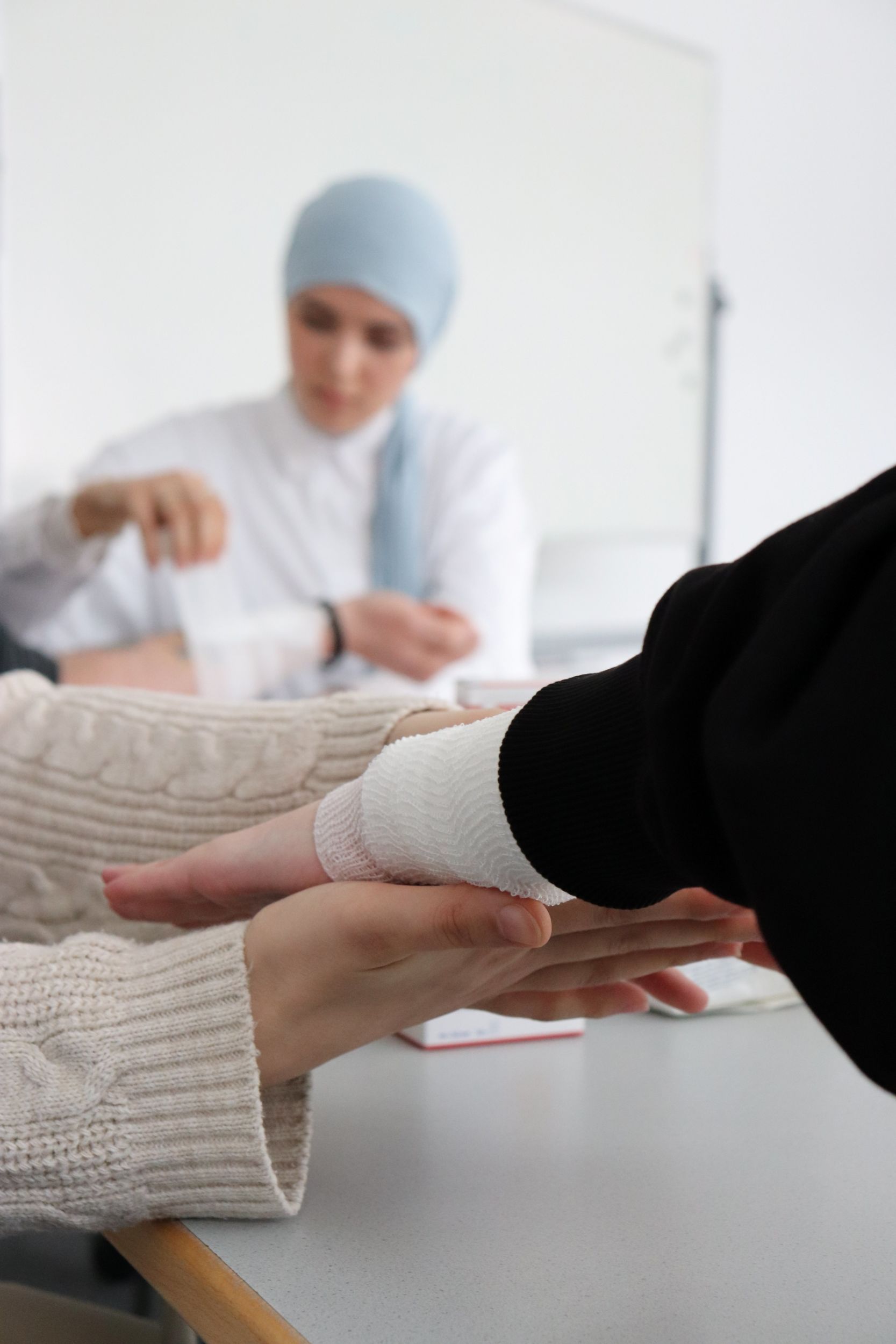 ... über das Anlegen eines Verbandes ... Foto: Lahn-Dill-Kreis