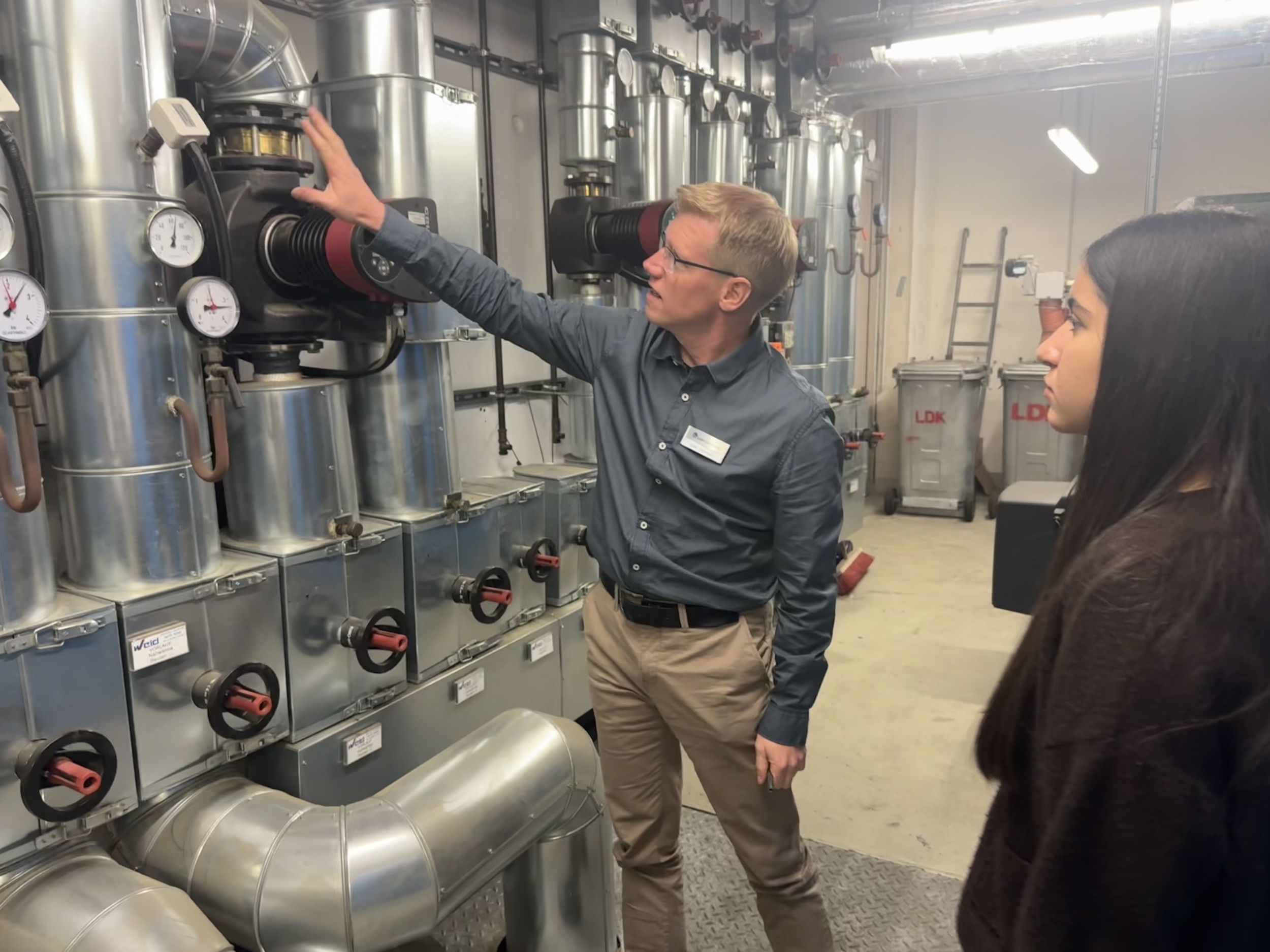 Zwei Mädchen erhielten einen Einblick in die Energieversorgung der Kreisverwaltung und ihrer Liegenschaften. Foto: Lahn-Dill-Kreis