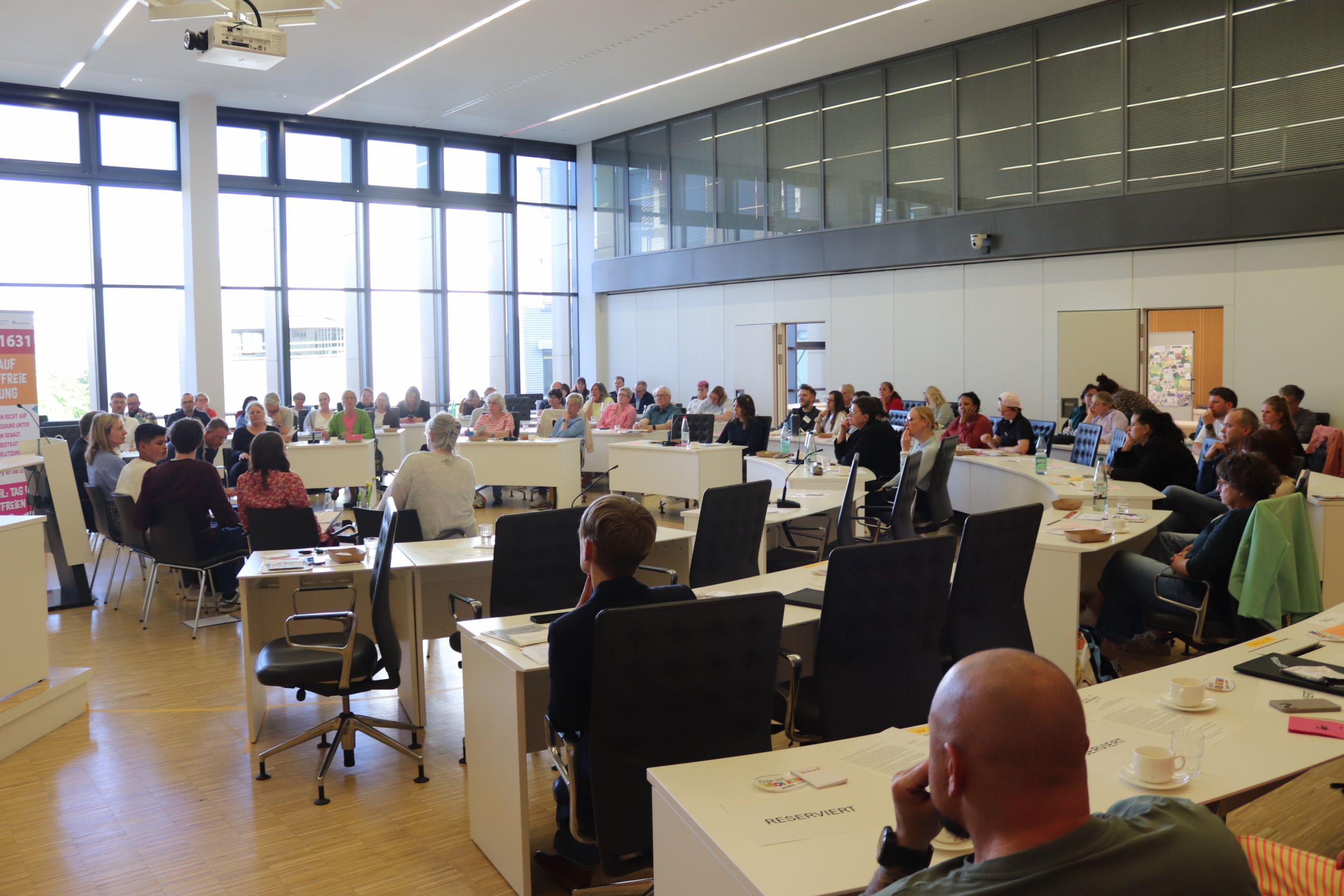 In einem offenen Podiumsgespräch tauschten sich, Fachkräfte, Politik und Jugendliche zur gewaltfreien Erziehung und zu Kinder- und Jugendrechten aus. Foto: Lahn-Dill-Kreis