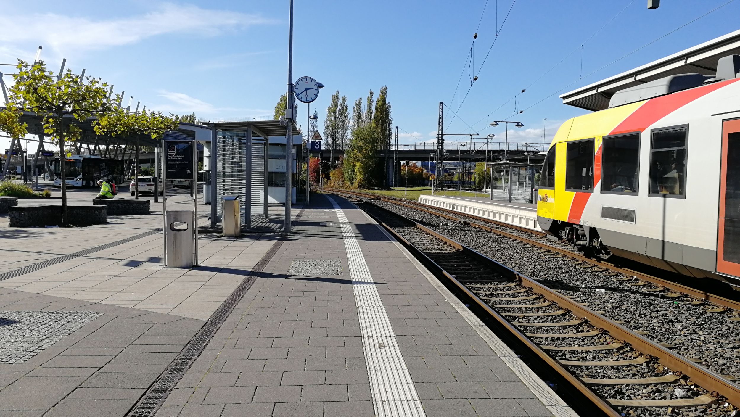 11.10.2022 – Bahnhof Busbahnhof Zug Bus Wetzlar ÖPNV Verkehr (4) – K11.4_KgOaKommunikationPMÖ03_Foto Die Expressbuslinie ist Teil des wachsenden Netzes regionaler Schnellverbindungen im Rhein-Main-Verkehrsverbund. Foto: Lahn-Dill-Kreis