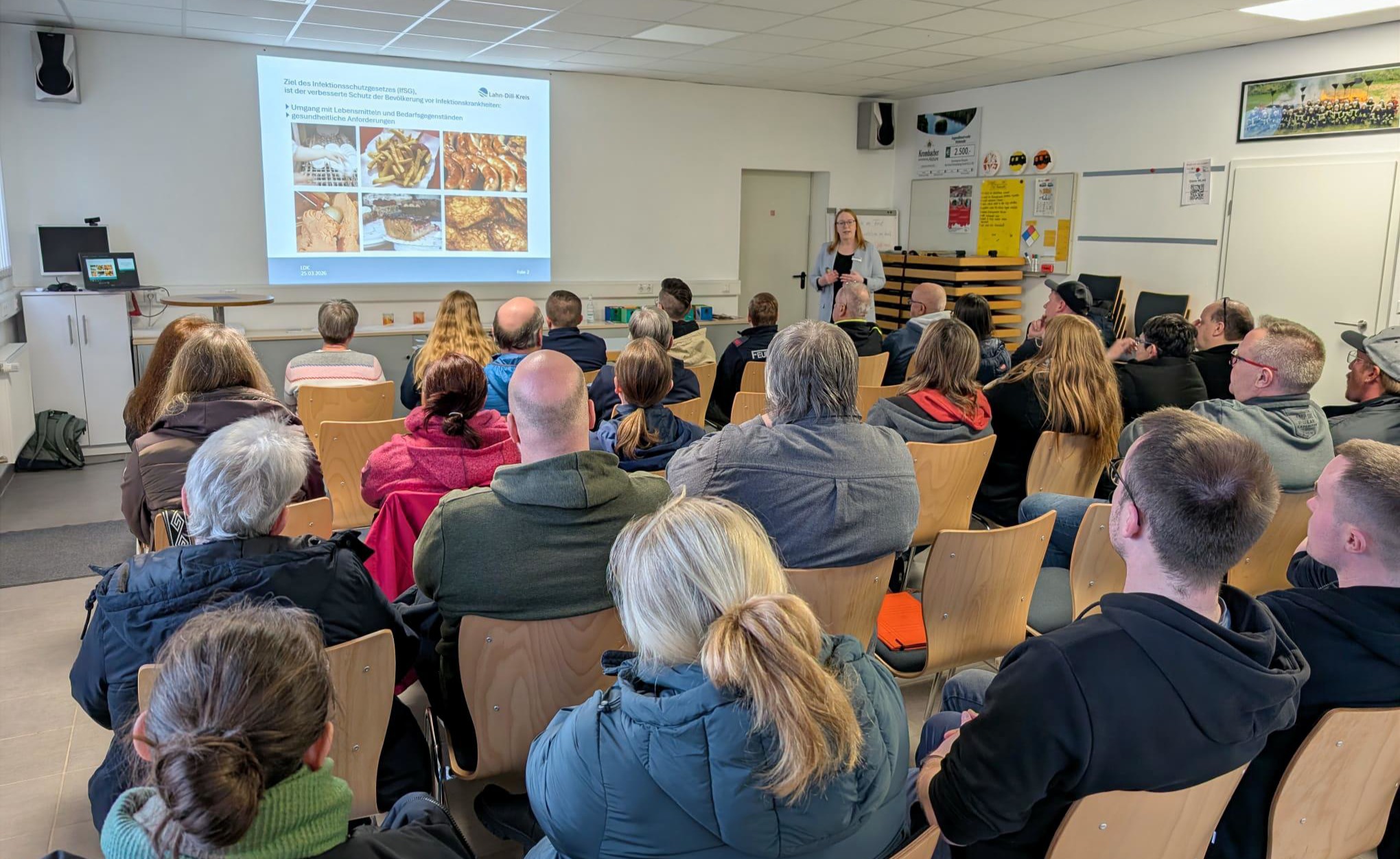 Dr. Sarah Goos vermittelte sie anschaulich und praxisnah die wichtigsten Hygienevorschriften sowie den sicheren Umgang mit Lebensmitteln Foto: Lahn-Dill-Kreis