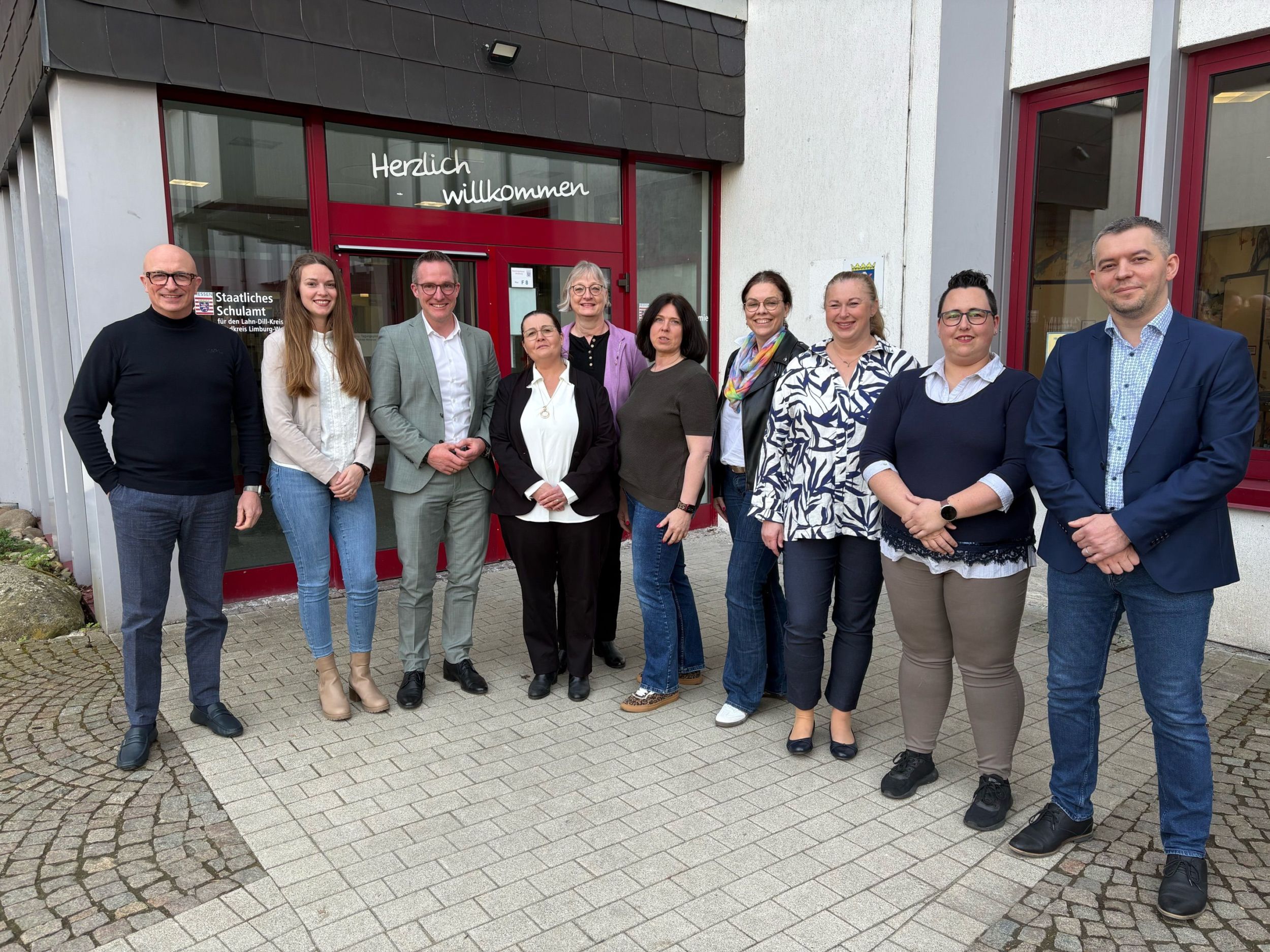 Michael Scholz (Leiter des Staatlichen Schulamtes), Carina Kassner (Schulabteilung Lahn-Dill-Kreis), Carsten Braun (Landrat) sowie die Kreiselternvertreterinnen und -vertreter Jennifer Catterfeld, Marion Ehrhardt (Vorsitzende), Julia-Nadine Marosevic, Kirsten Eckel-Hoß, Alexandra Miernik, Franziska Küster und Alexander Deske.
