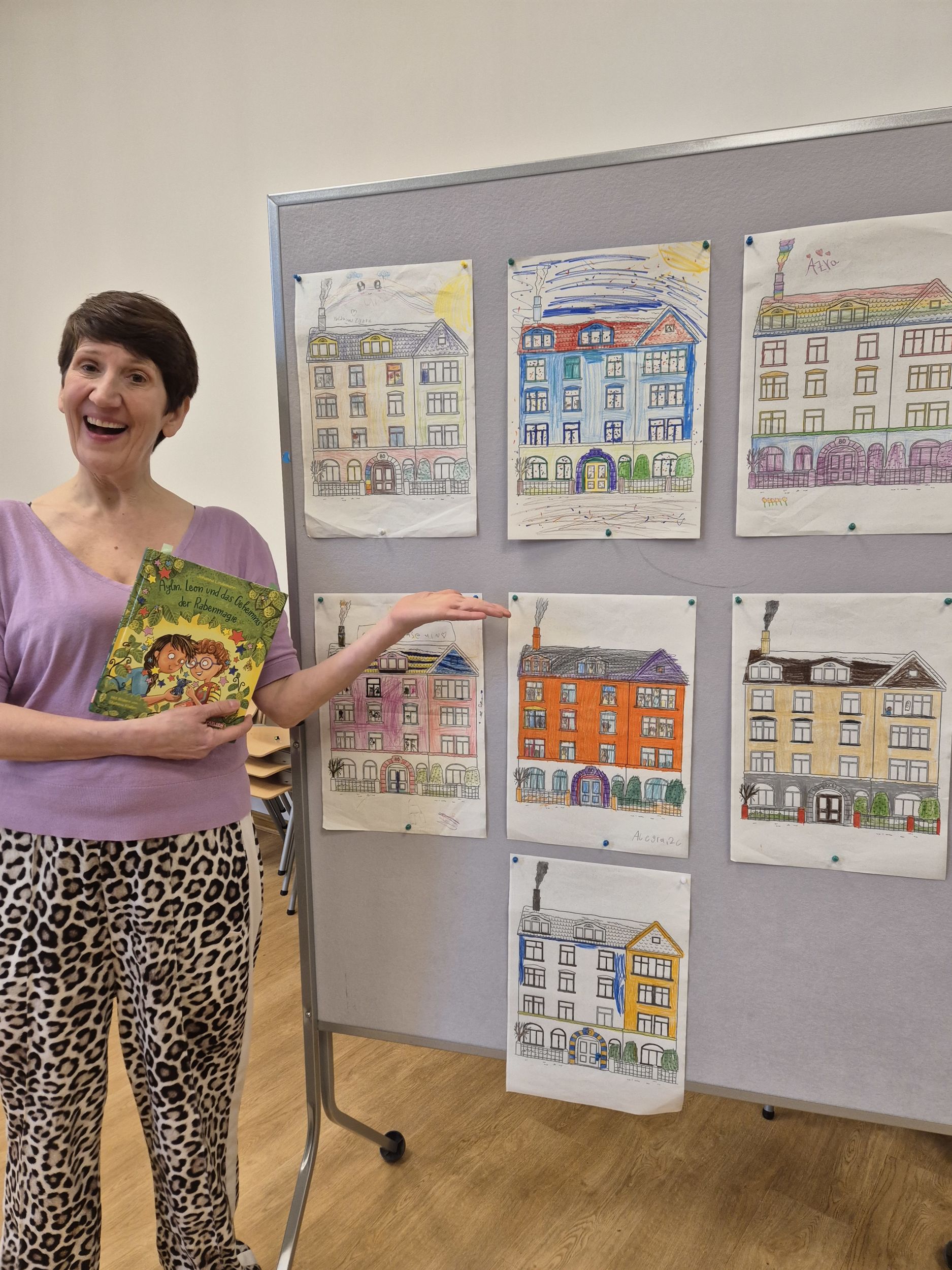 L. freut sich über Häuser Johanna Lindemann freut sich über die Häuser, welche die Kinder für die Lesereise gestaltet haben. Foto: Lahn-Dill-Kreis