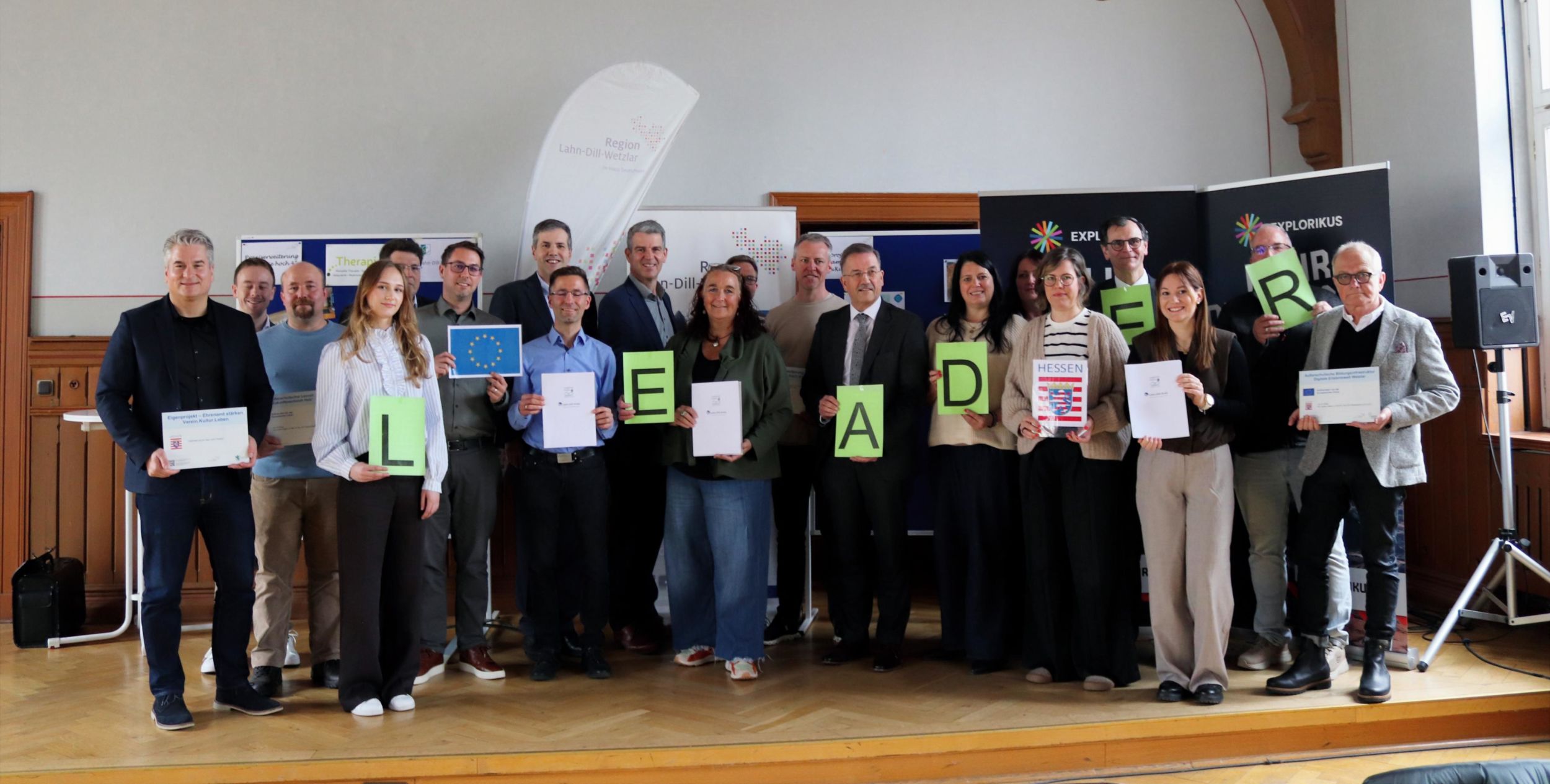 Der Erste Kreisbeigeordnete und zuständige Dezernent, Frank Inderthal, überreichte die Förderbescheide für die LEADER-Projekte des Jahres 2025. Bild: Lahn-Dill-Kreis