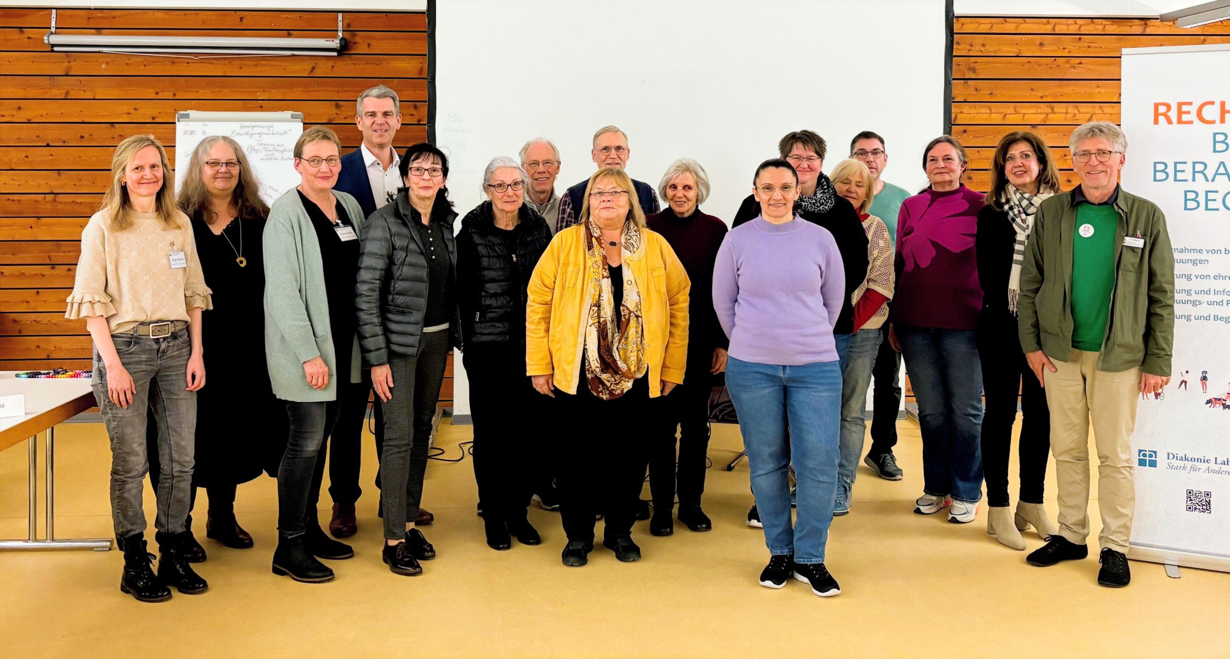 Im Rahmen einer feierlichen Abschlussveranstaltung übergab der Erste Kreisbeigeordnete Frank Inderthal die Teilnahmebescheinigungen an die Absolventinnen und Absolventen. Foto: Lahn-Dill-Kreis