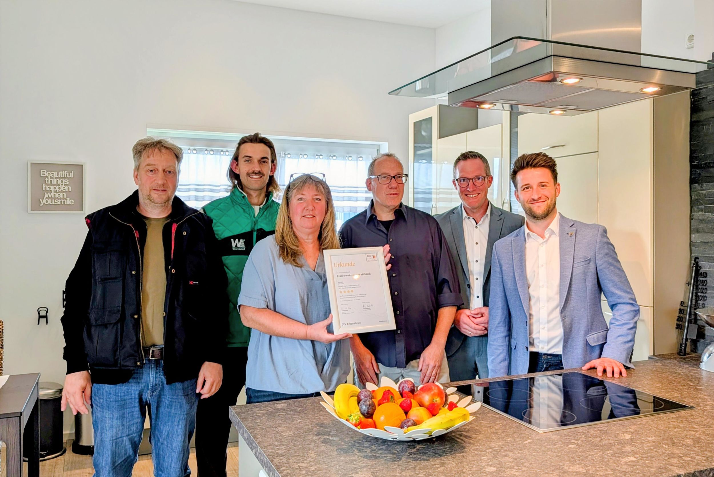 Bei einem Pressetermin vor Ort hoben Vertreter aus Politik und Tourismus die Bedeutung der Auszeichnung für die Region hervor. v.l.n.r. Michael Volkwein, Oliver Filby (Westerwald Touristik-Service), Alexandra und Klaus Müller, Carsten Braun, Simon Rompf Foto: Lahn-Dill-Kreis