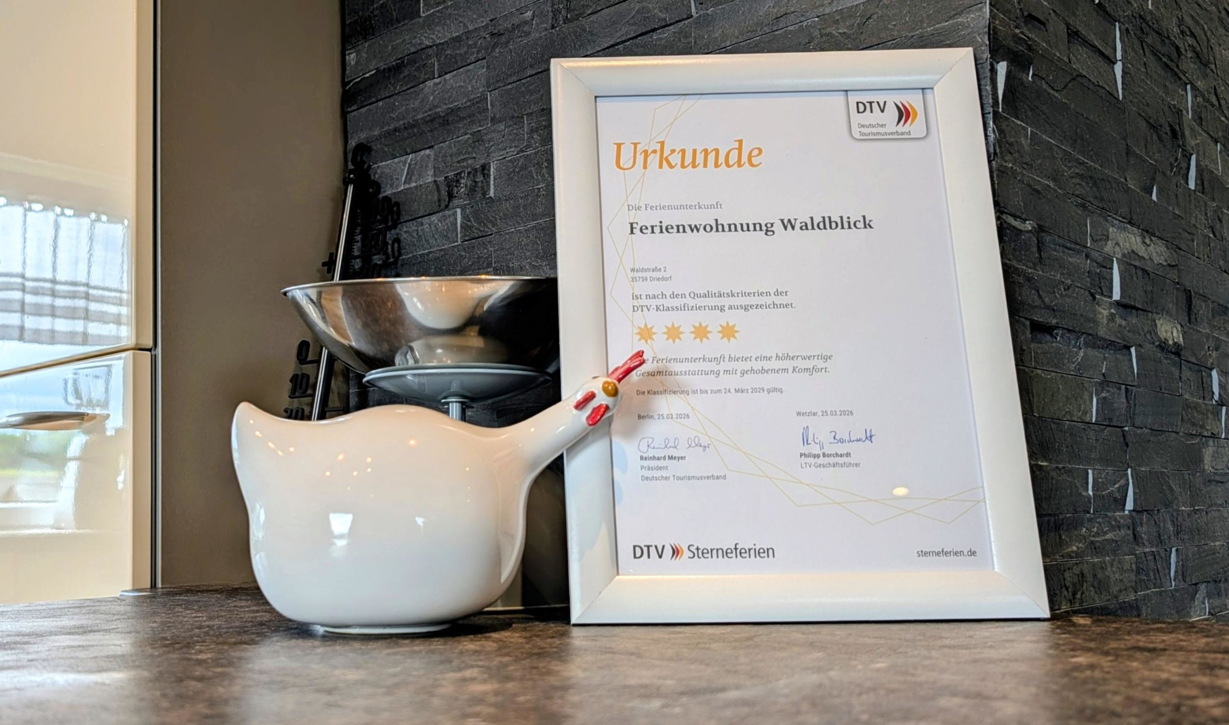000_02-Klassizierung FeWoMünchhausen Ferienwohnung mit vier Sternen ausgezeichnet. Foto: Lahn-Dill-Kreis