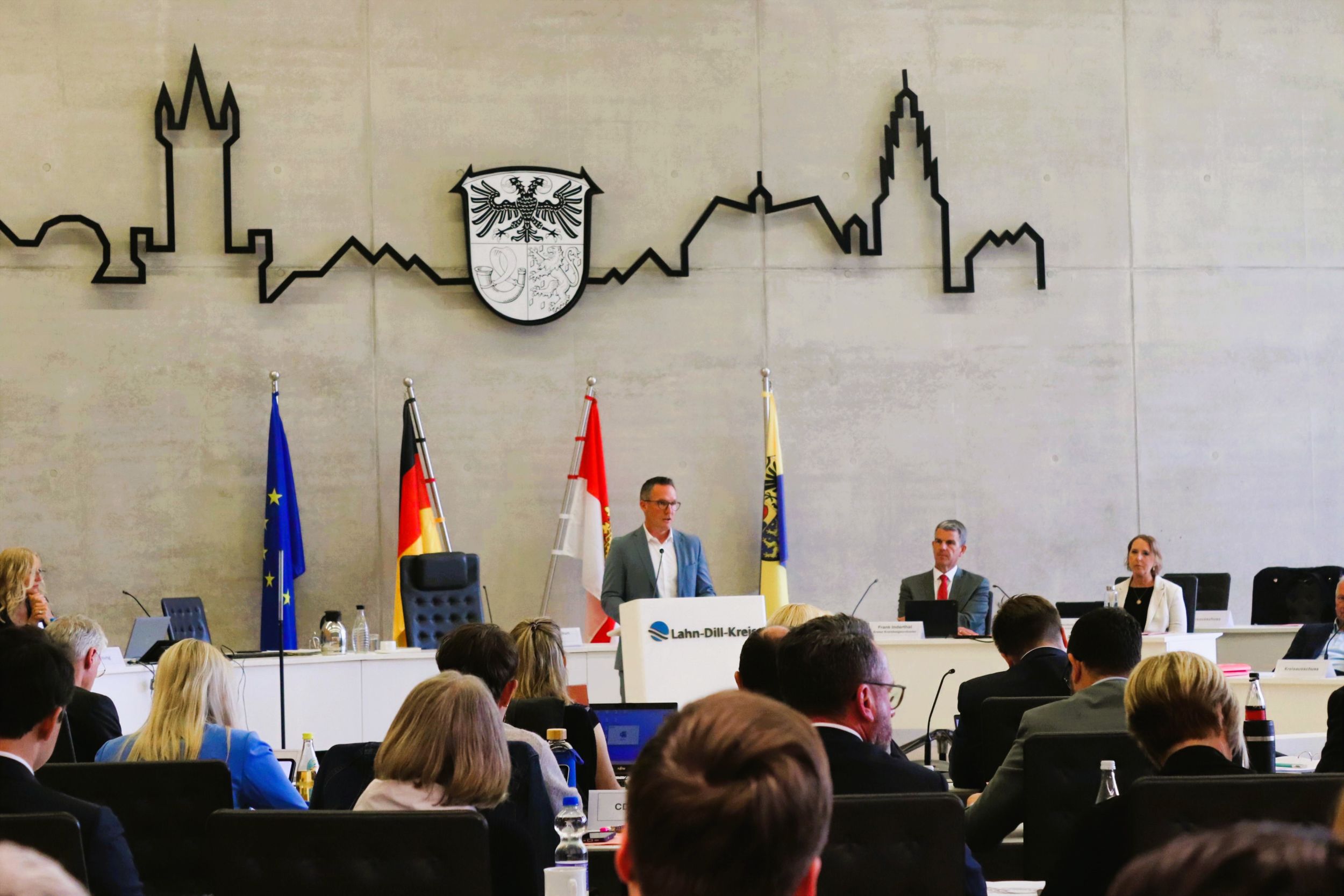 In der Ersten Sitzung des neu gewählten Kreistags berichtete die Kreisspitze über kommunale Haushalte, Schulprojekte, Wirtschaftsförderung und aktuelle Entwicklungen in der Region. Foto: Lahn-Dill-Kreis