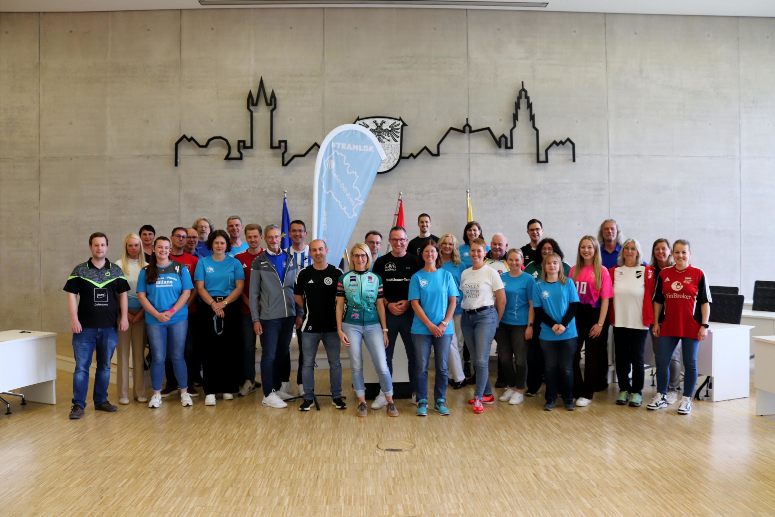 Zahlreiche Mitarbeitende kamen im Trikot ihres Sportvereins zur Arbeit und setzten damit ein sichtbares Zeichen für die Bedeutung des Ehrenamts und des Vereinssports in der Region. Foto: Lahn-Dill-Kreis