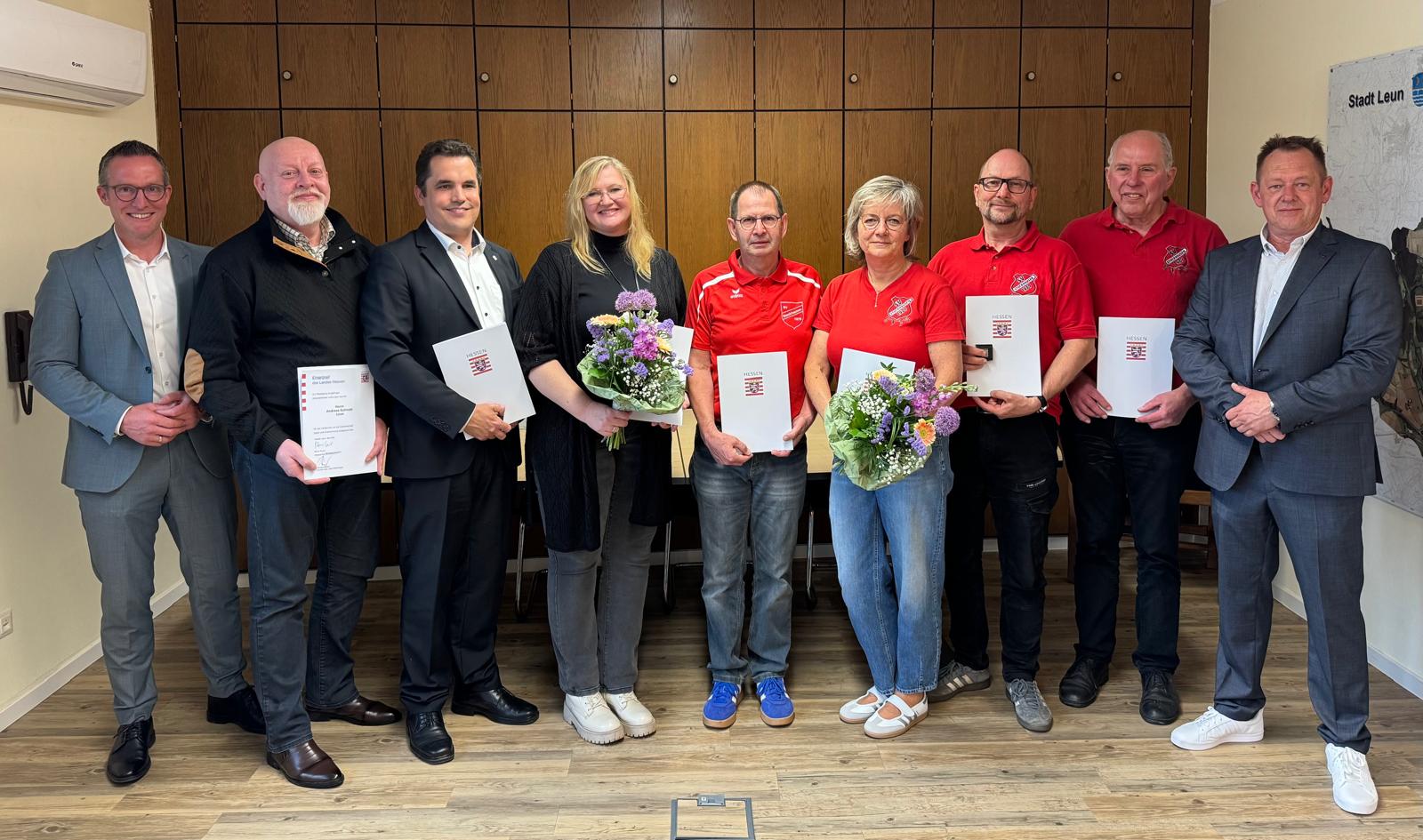 Landrat Carsten Braun und den Leuner Bürgermeister Alexander Schneider bedankten sich bei den Geehrten für ihr jahreslanges Engagement. V. l. n. r.: Landrat Carsten Braun, Andreas Schmidt, Kim Robert Trapp, Leona Bernad, Ralf Bremond, Silke Günther, Michael Schweitzer, Günter Schmidt, Bürgermeister Alexander Schneider. Foto: Stadt Leun