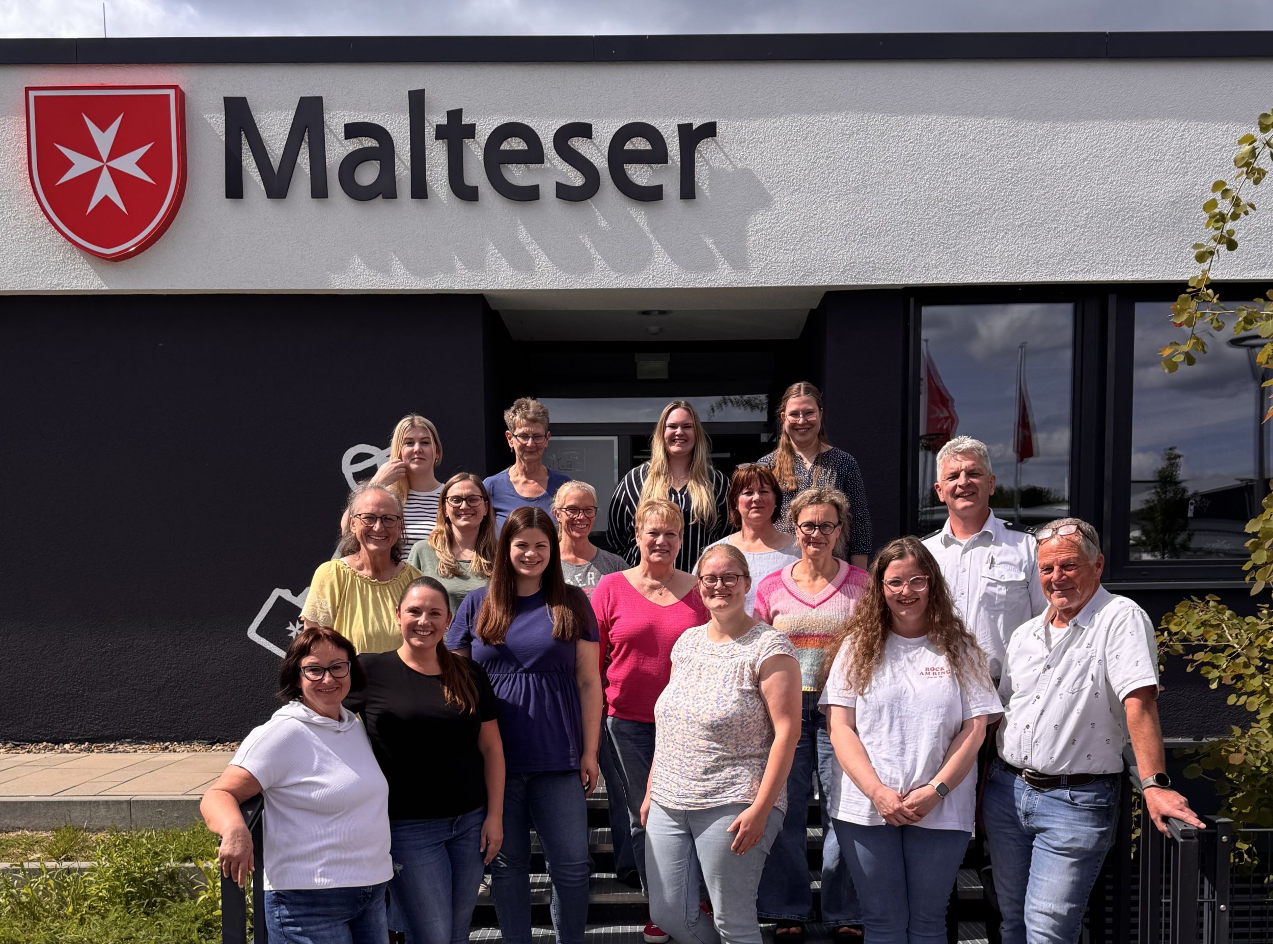 Im Bildungszentrum des Malteser Hilfsdienstes in Wetzlar fiel der Startschuss für die Testphase des neuen Kooperationsprojektes zwischen Hebammen und Rettungsdienst im Lahn-Dill-Kreis. Thomas Möbius (1.v.r.) und Harald Stürtz (2.v.r.) begrüßten die Hebammen. Erste Gespräche mit den Kreishebammensprecherinnen Saskia Friedrich (vorne, 2.v.l.) und Lisa Zipp (vorne, 3.v.l.) fanden bereits 2025 satt. Foto: Lahn-Dill-Kreis