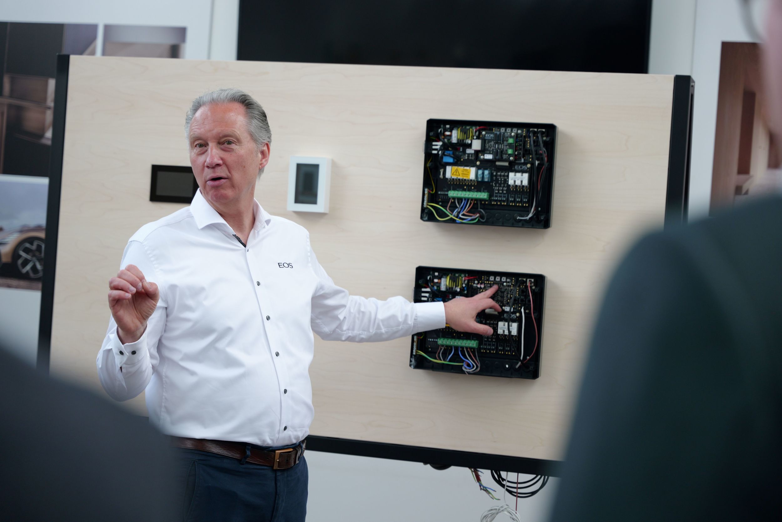 099_2_Unternehmensbesuch EOS Saunatechnik Innovative Technik: Elektrisch betriebene Saunaöfen werden bei EOS in einer Bandbreite von 3kW bis 72kW und im gasbetriebenen Bereich sogar bis zu 120kW produziert. Foto: Blurry-Face-Visuals