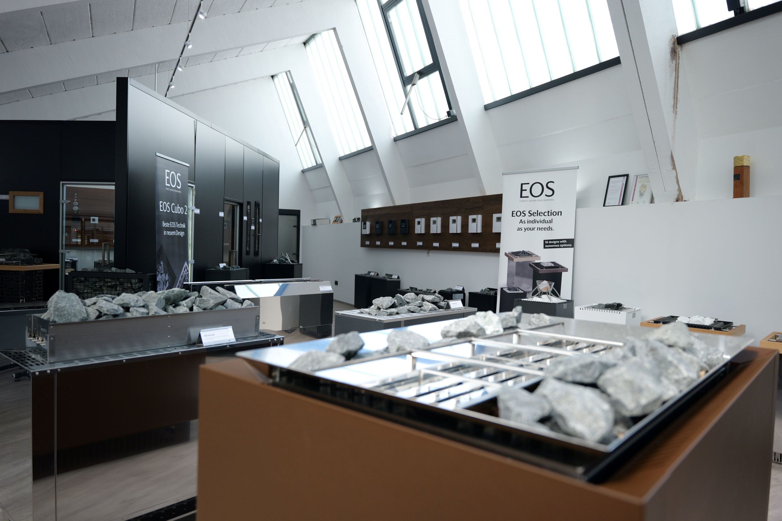 099_3_Unternehmensbesuch EOS Saunatechnik Von Saunaöfen über Steuerungssysteme bis hin zu Licht-, Sound- und Elektroniklösungen: Die Produktpalette des Driedorfer Unternehmens ist groß. Foto: Blurry-Face-Visuals