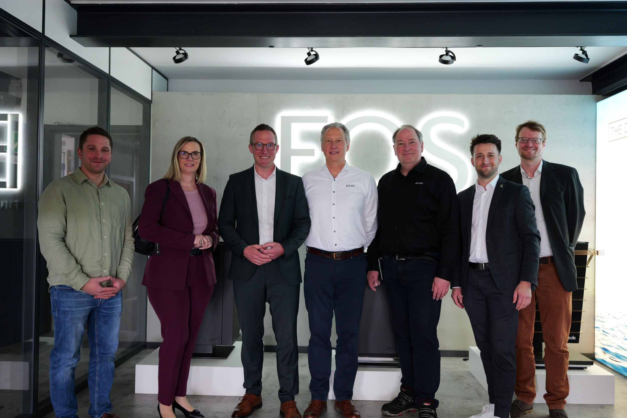 099_4_Unternehmensbesuch EOS Saunatechnik Die Wirtschaftsdelegation des Lahn-Dill-Kreises informierte sich in der Produktion über die Unternehmensentwicklung, aktuelle Investitionen sowie Zukunftsperspektiven der EOS Saunatechnik GmbH. V. l. n. r.: Jacob Manderbach (Kreis-Wirtschaftsförderung), Petra Kern (Agentur für Arbeit), Landrat Carsten Braun, Philipp Krauth (Geschäftsführer EOS Saunatechnik GmbH), Andreas Ehresmann (Technischer Leiter EOS Saunatechnik GmbH), Simon Rompf (Bürgermeister der Gemeinde Driedorf), Dr. Sven Saage (IHK Lahn-Dill). Foto: Blurry-Face-Visuals