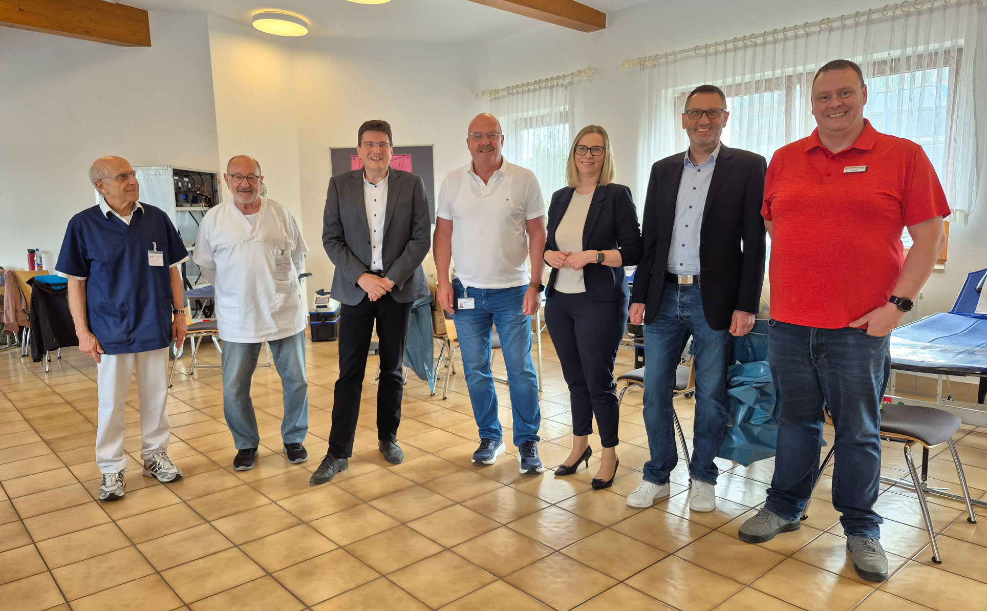 Die neue Initiative startete mit einer gemeinsamen Blutspendeaktion. Von links: Dr. David Rassi-Neto, Dr. Dieter Erny (beide DRK), Bürgermeister Dr. Andreas Viertelhausen (Stadt Wetzlar), Arnd Krauß (Bosch Home Comfort Group), Petra Kern (Arbeitsagentur), Sebastian Kleist (Kommunales Jobcenter Lahn-Dill) und Marvin Stock (Arbeitsagentur) Foto: Arbeitsagentur Limburg-Wetzlar
