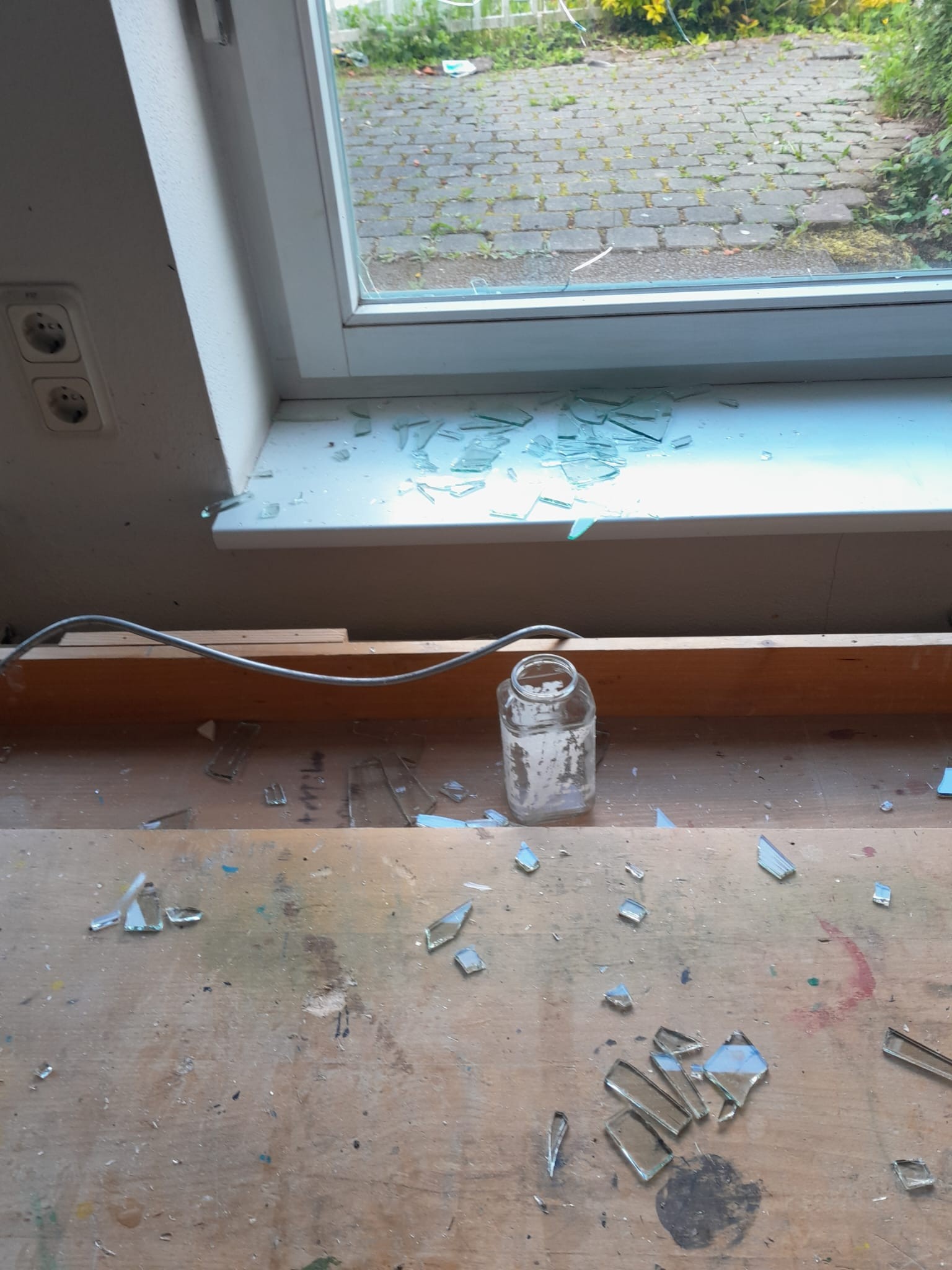 Foto: Eingeschlagene Scheibe im Werkraum. Foto: Lahn-Dill-Kreis