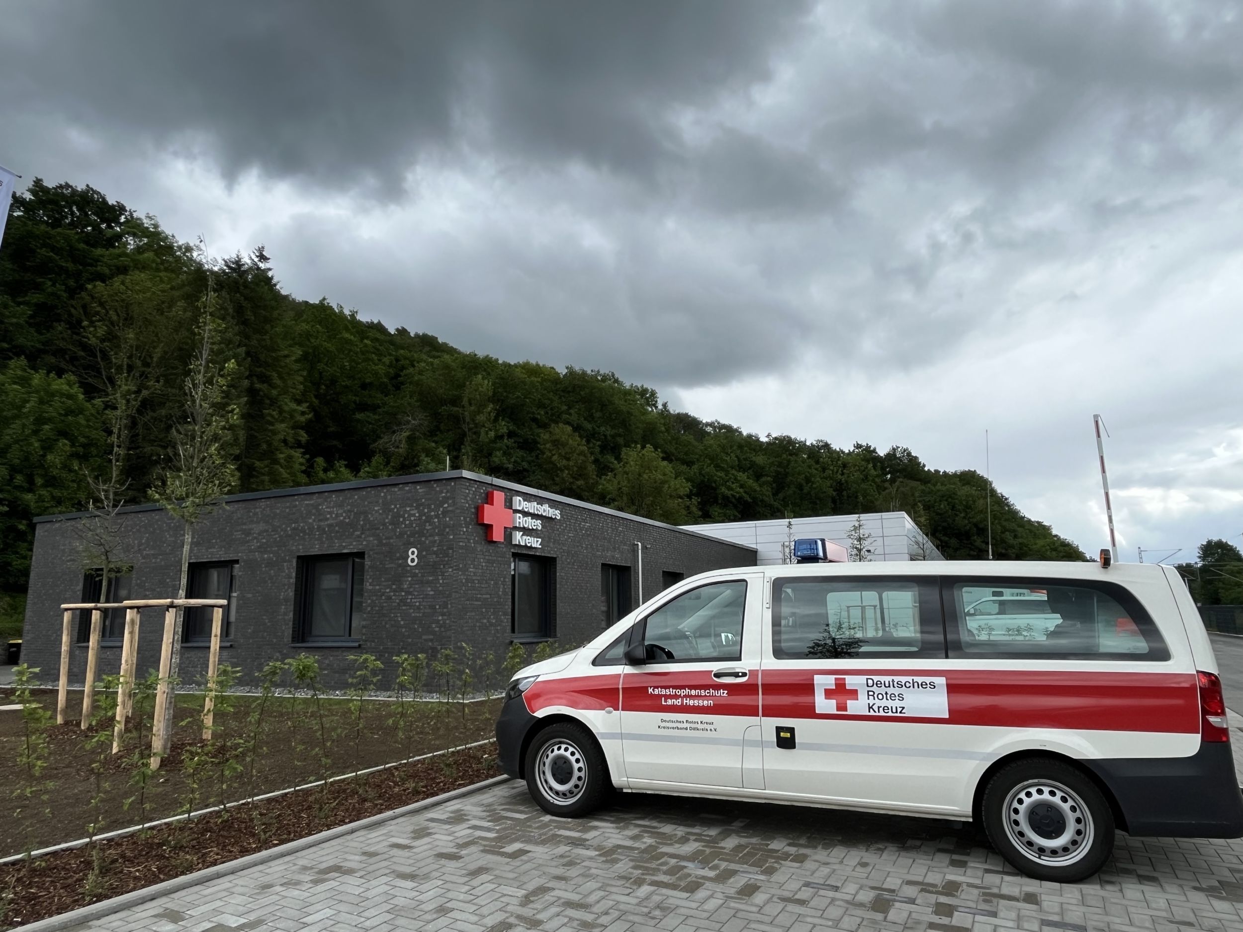Nach rund 16 Monaten Bauzeit startet das neue, moderne Rettungsdienstzentrum in Herborn zum 3. Juni 2026 den Betrieb. Foto: Lahn-Dill-Kreis