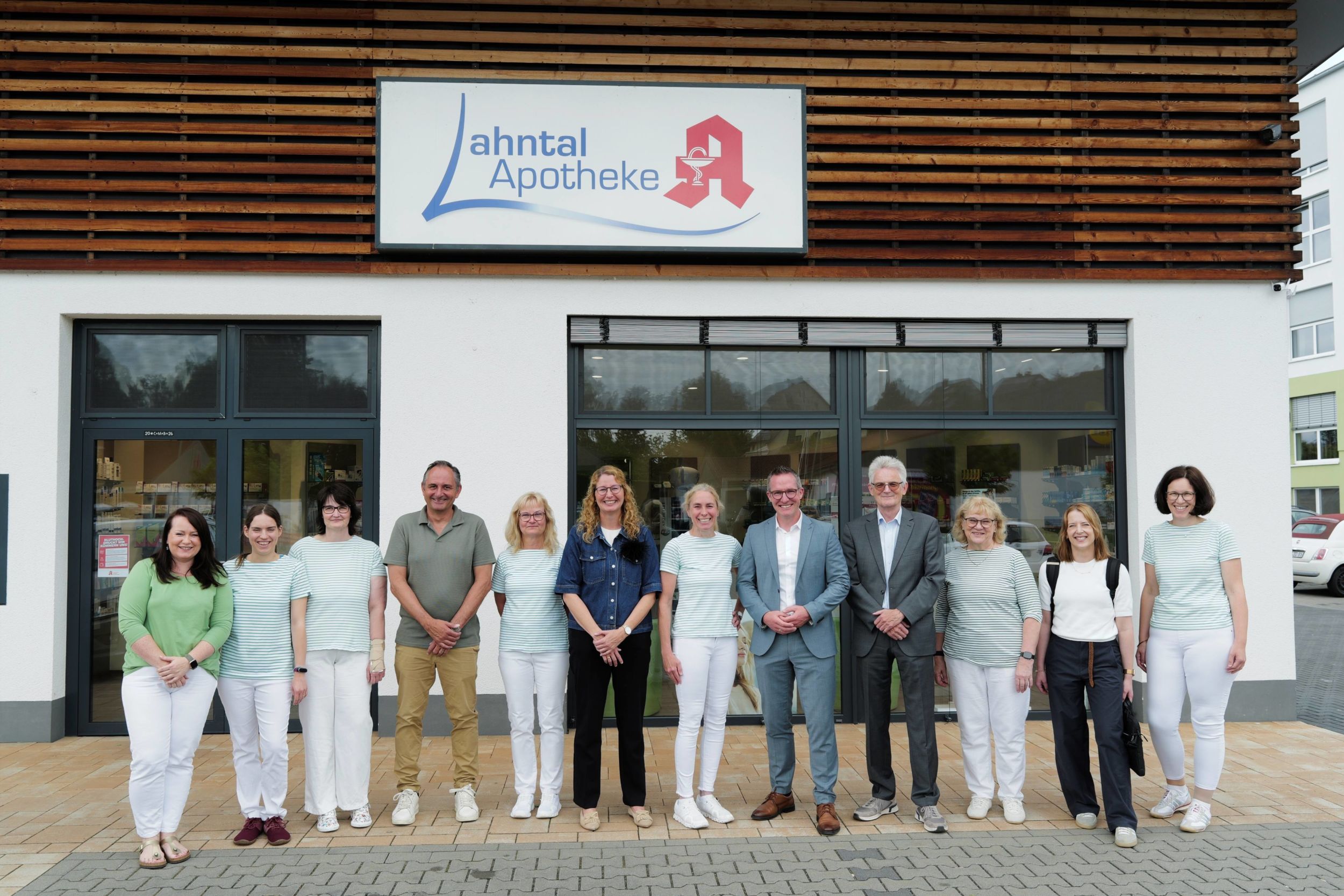 102_4_Lahntal-Apotheke Das Team der Lahntal-Apotheke und die Kreis-Wirtschaftsdelegation, von links nach rechts: Dajana Kanzliersch, Jasmin Bönninghausen, Michaela Hochfeld, Rupert Senzel, Anette Meister, Katharina Didlapp, Anke Senzel, Carsten Braun, Harald Danne, Gabriele Glugla, Jessica Schaaf und Christina Weitzel. Foto: Philip Gerhardt