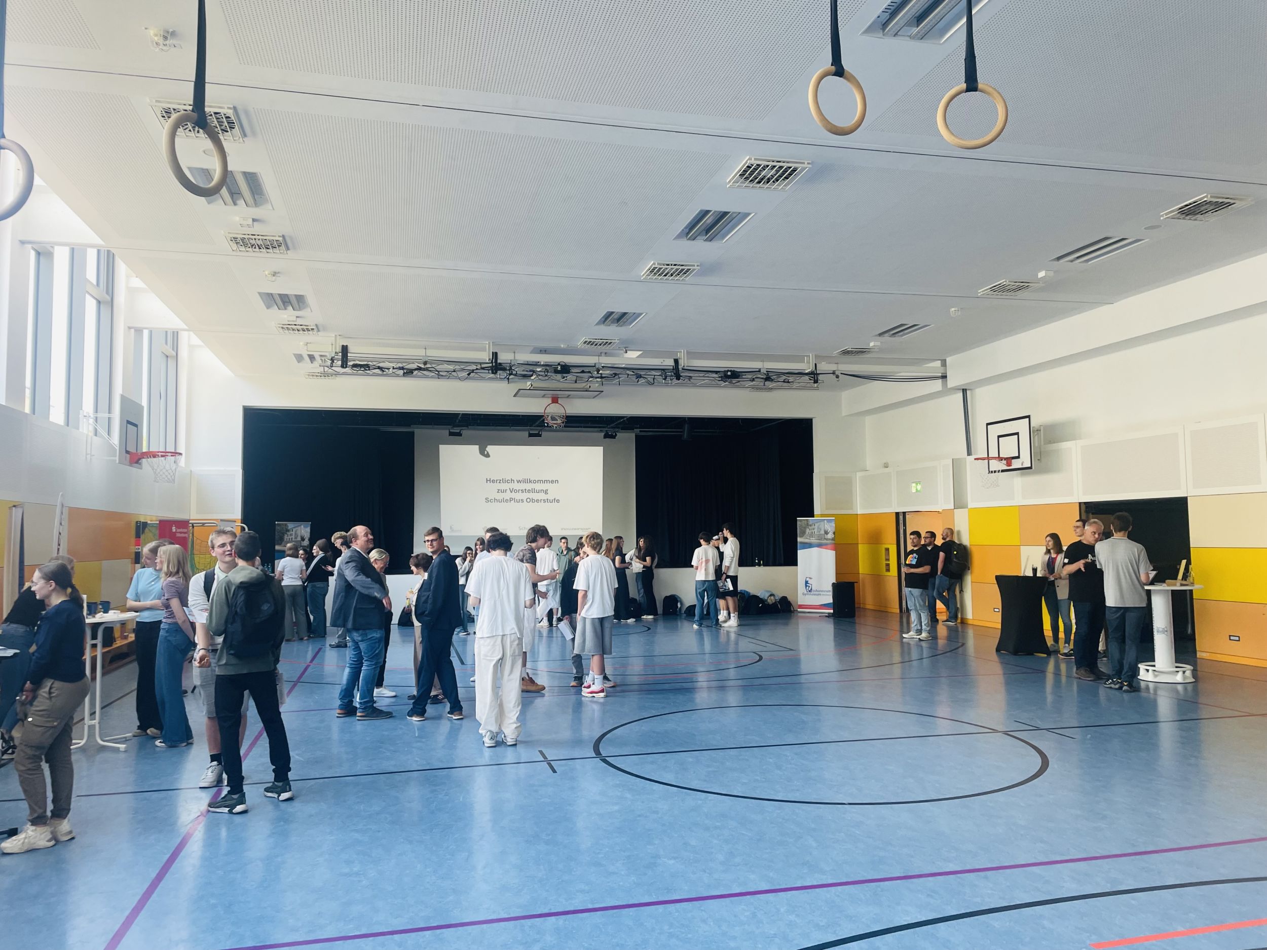 104_SchulePlus Bei der Auftaktveranstaltung zu SchulePlus konnten die Schülerinnen und Schüler der zehnten Klassen mit insgesamt 15 regionalen Unternehmen direkt ins Gespräch kommen. Foto: Lahn-Dill-Kreis
