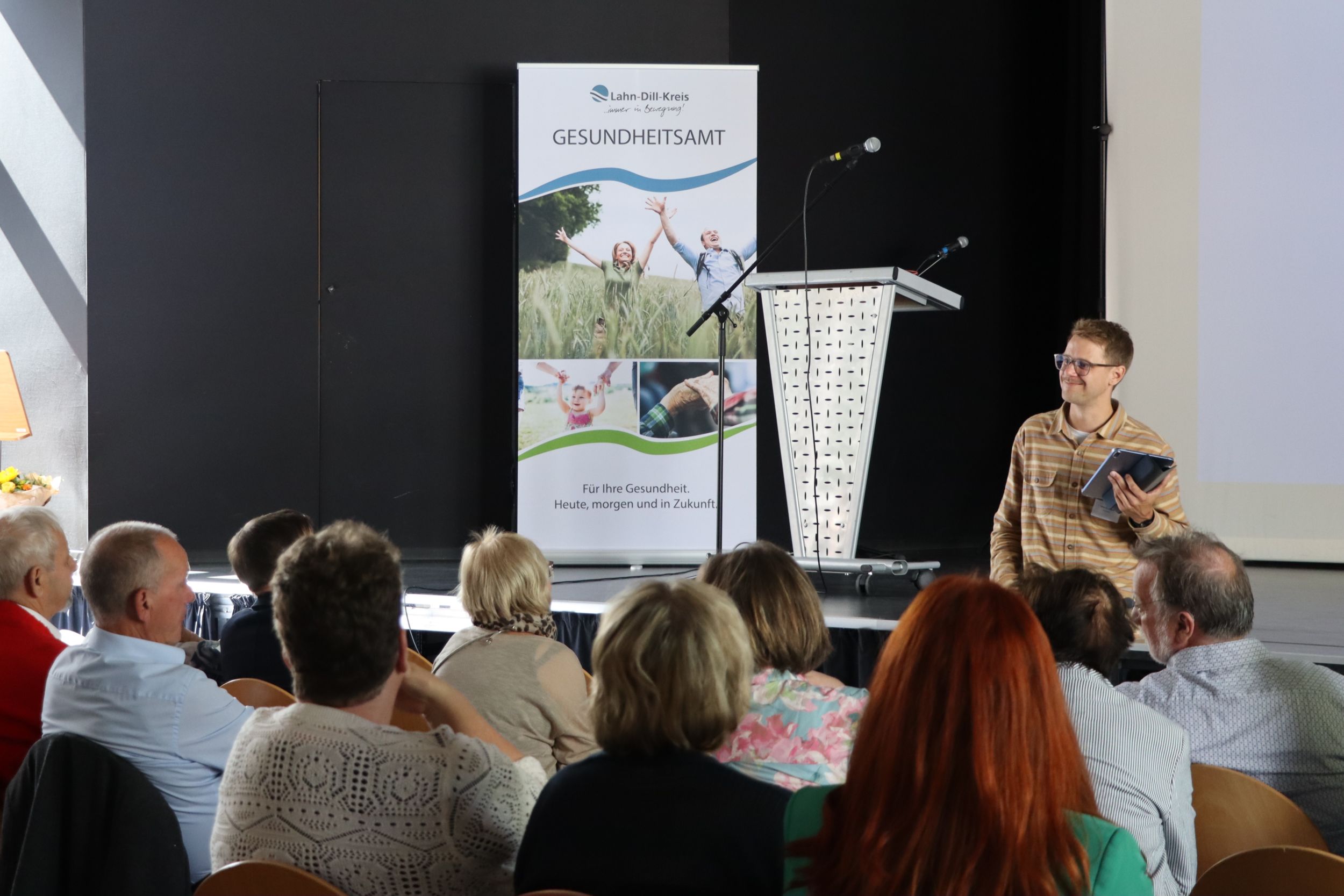 Vertreterinnen und Vertreter aus Kommunen, Gesundheitswesen, Seniorenarbeit, Wohlfahrtsverbänden, Ehrenamt und Politik sind der Einladung des Gesundheitsamtes gefolgt, um das Älterwerden in der Region in den Fokus zu rücken. Moderator Julian Schnaubelt führte durch die Konferenz. Fotos: Lahn-Dill-Kreis
