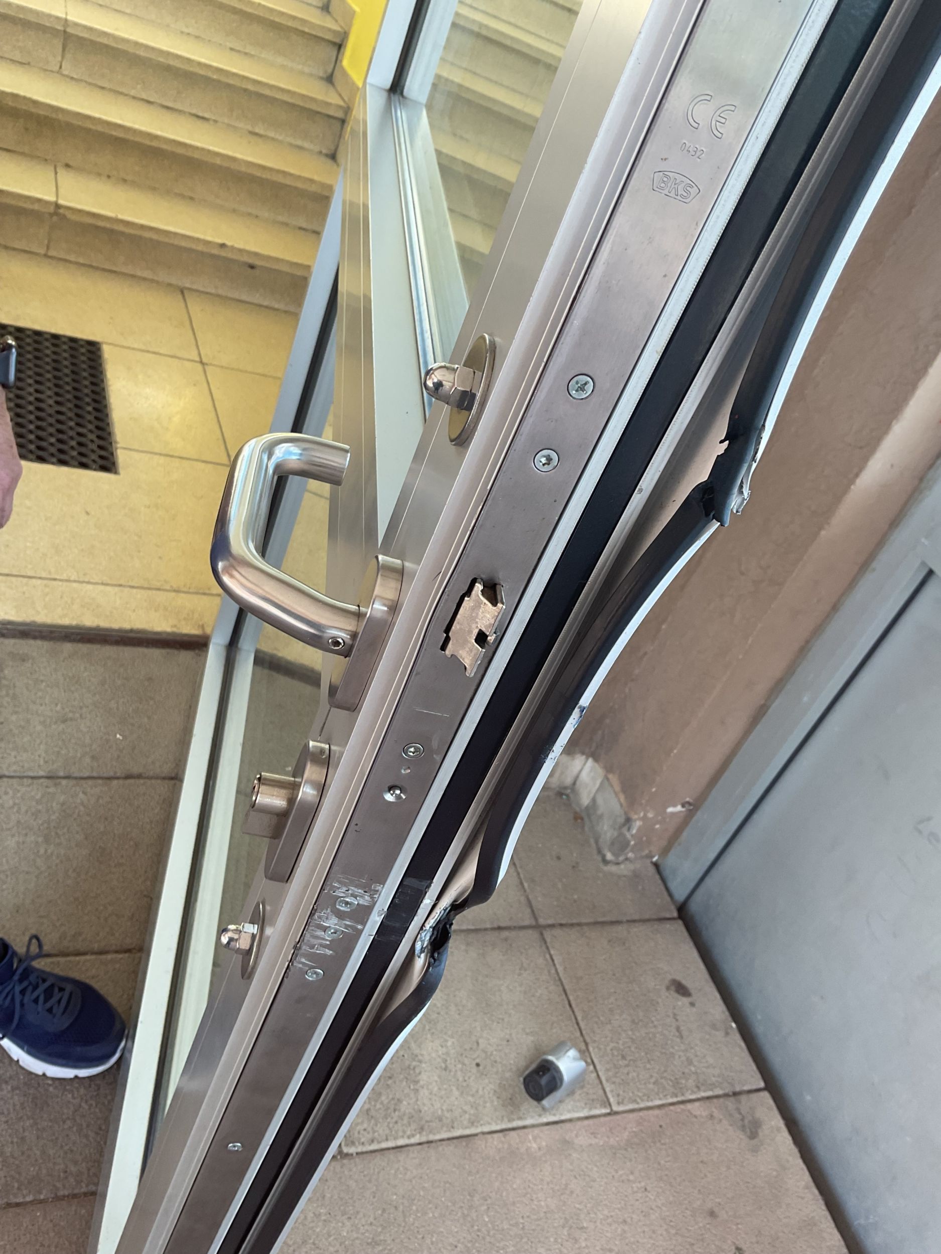 Über eine Eingangstür auf der Schulhofseite versuchten sie die Einbrecher Zugang zum Gebäude zu verschaffen Foto: Lahn-Dill-Kreis