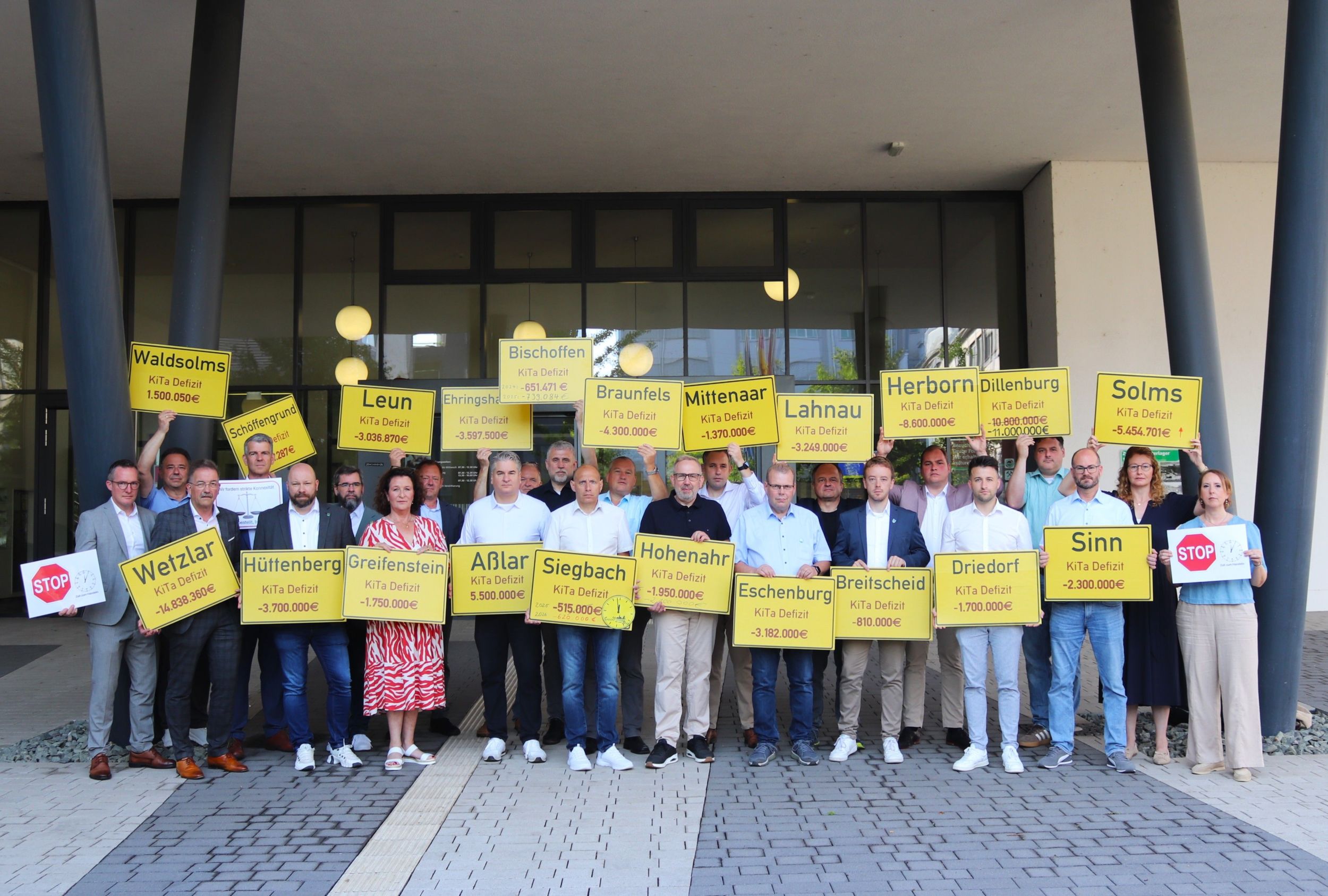 Die Städte und Gemeinden sowie der Lahn-Dill-Kreis setzen gemeinsam ein Zeichen, um auf die finanzielle Lage der Kommunen aufmerksam zu machen. Foto: Lahn-Dill-Kreis