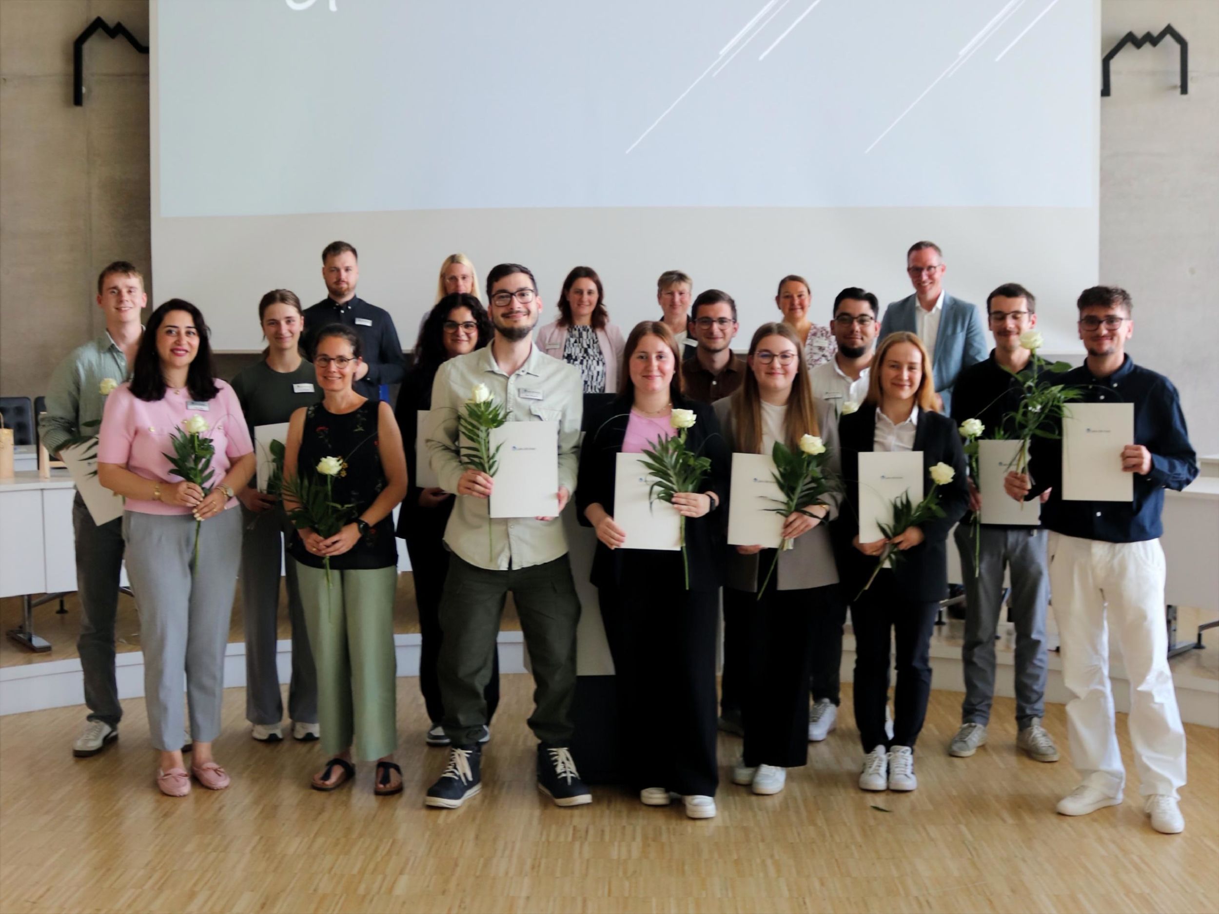 Freuen sich über den erfolgreichen Abschluss der Ausbildung: mittlere Reihe v. l. n. r. Jonathan Beck, Elli Maria Görzen, Sahanim Kilic, David Zeller, Emre Bulut, Nico Wedel, vordere Reihe v. l. n. r. Maryem Loga, Stefanie Krause, Laurents Wagner, Tamina Klenz, Lena-Maria Hasselbach, Regina Cedano, Luca Burghardt. Es fehlen: Scarlett Walter und Paul Saam Foto: Lahn-Dill-Kreis
