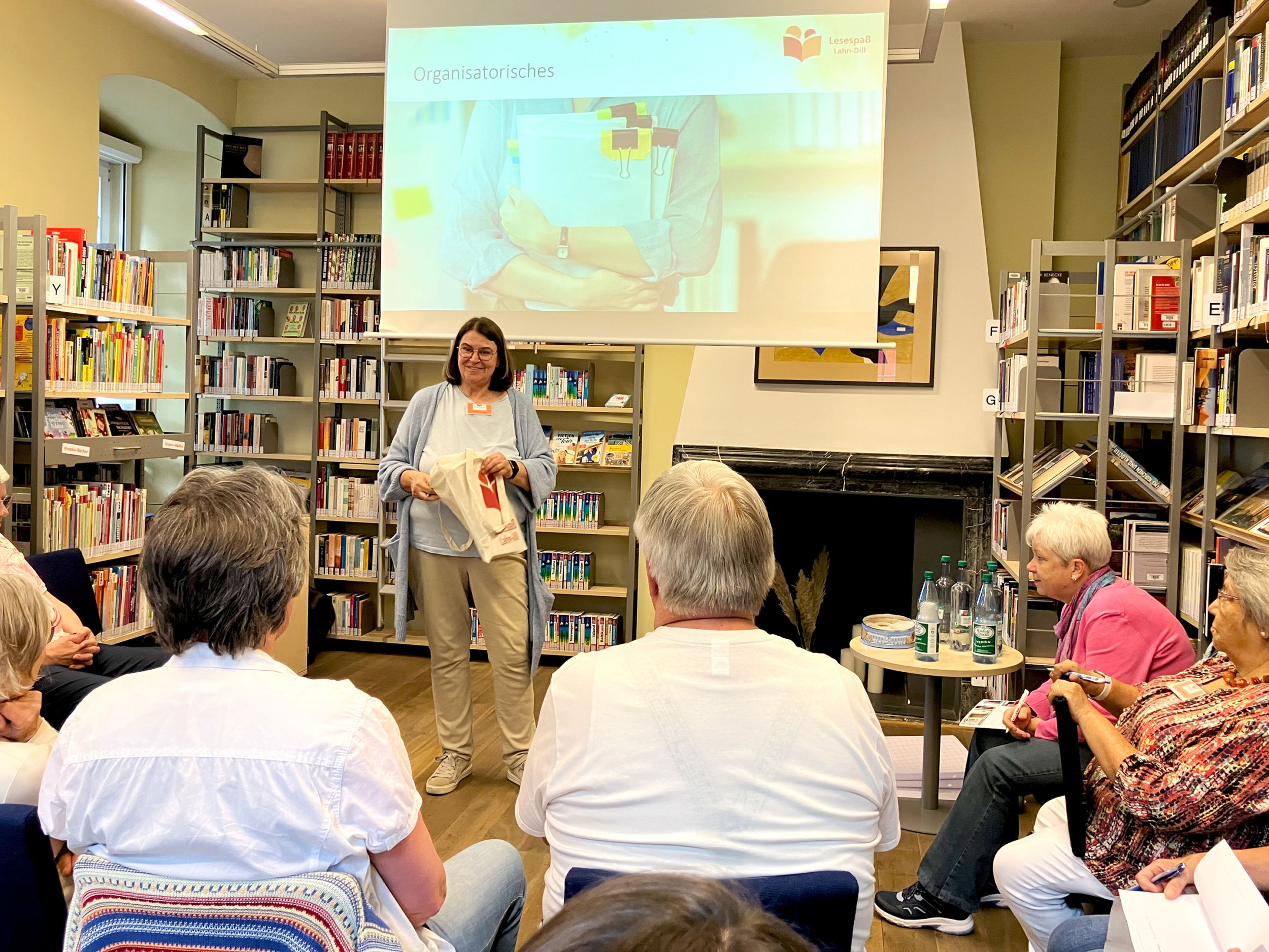 Bei den Schulungen in Dillenburg wurden im Juni 14 Personen auf die Rolle als Lesementorin und -mentor vorbereitet. Foto: Lahn-Dill-Kreis