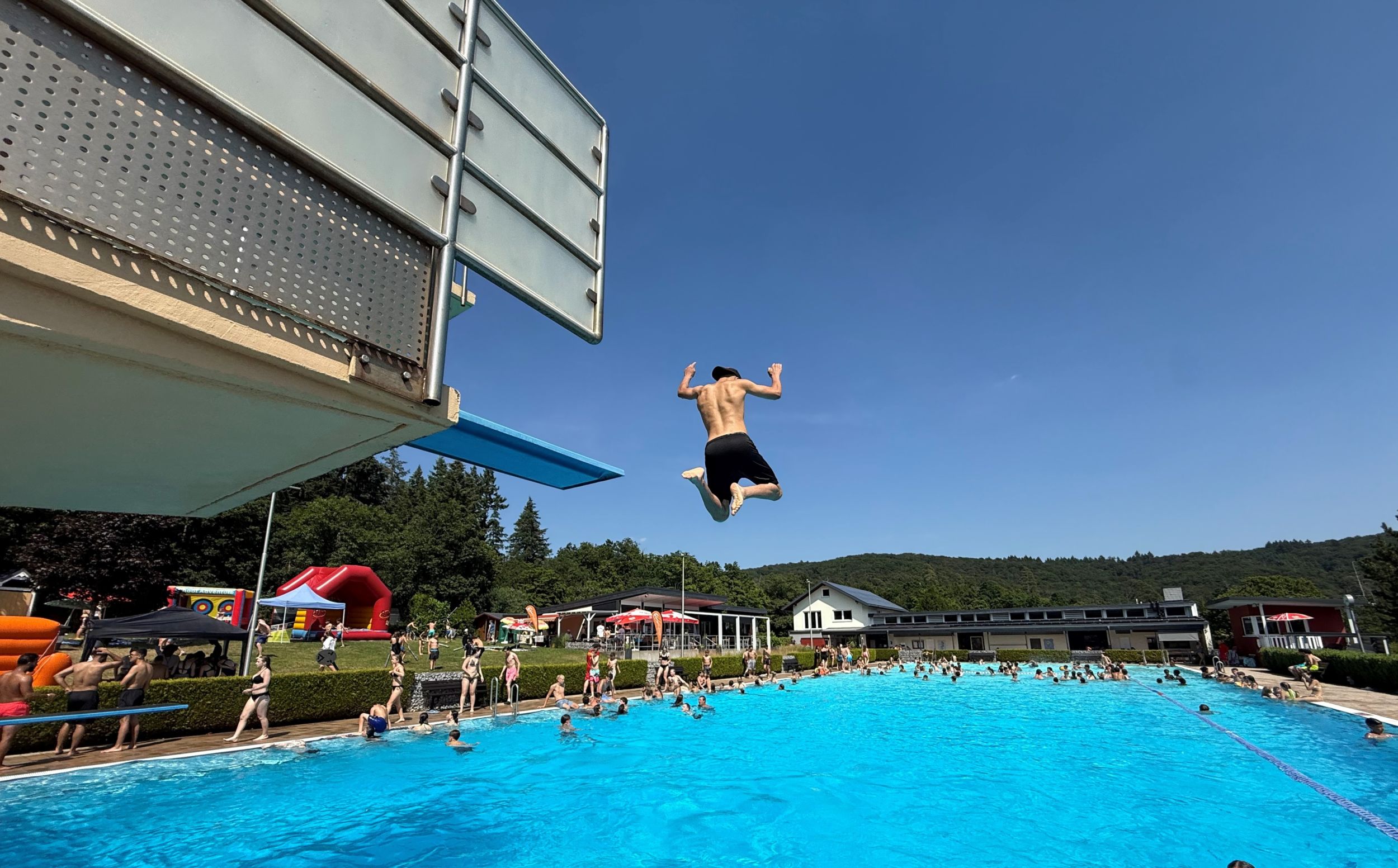 120_SummerSplash Angesichts der hochsommerlichen Temperaturen stand die Abkühlung im Wasser naturgemäß im Mittelpunkt. Foto: Lahn-Dill-Kreis