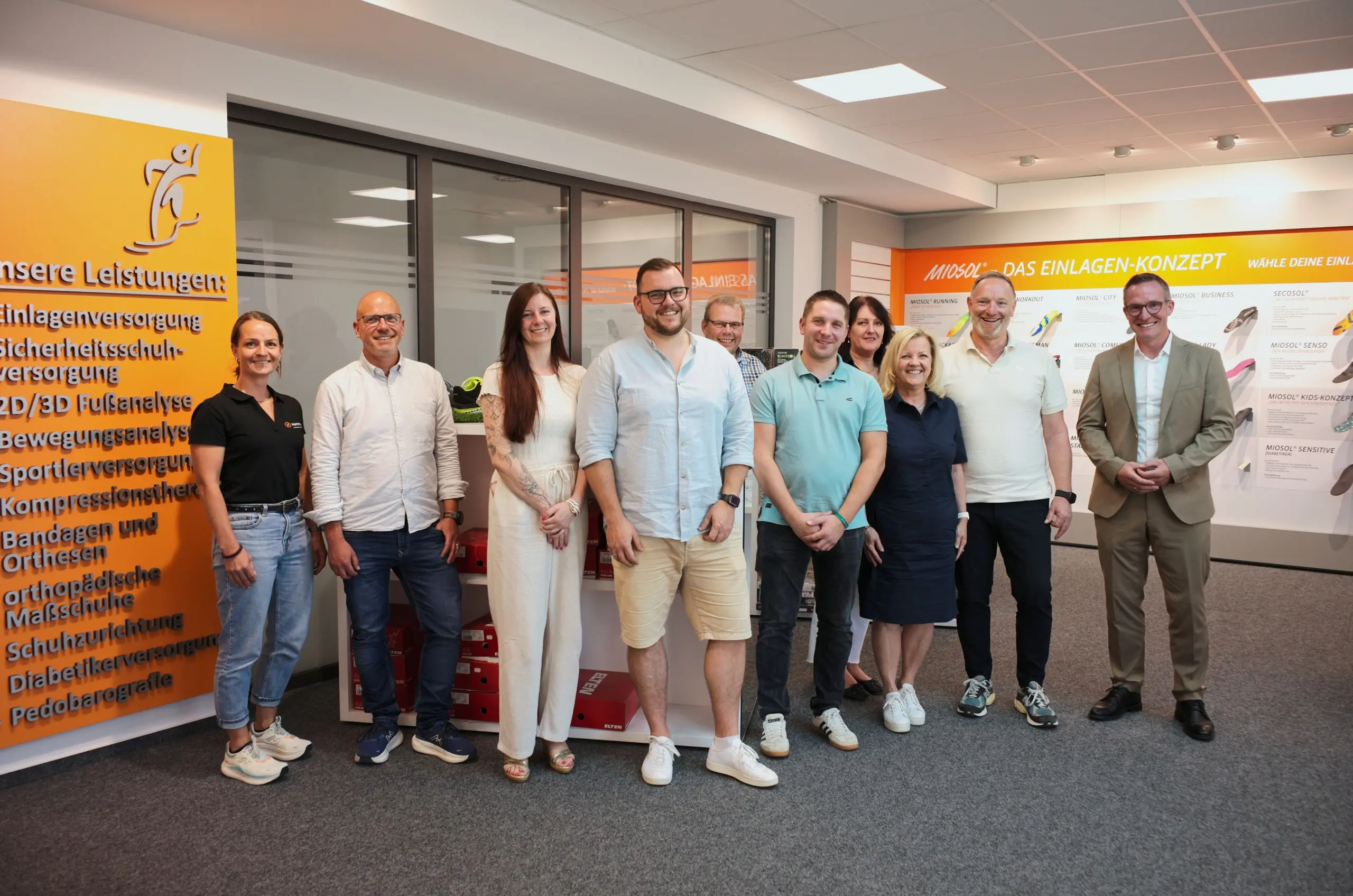 156_Hartmann_01 Trafen sich zum Austausch über die Matthias Hartmann Orthopädie + Sport GmbH: Jana Tirjan (Assistenz der Geschäftsführung), Jens Hinke (Abteilungsleiter Finanzen), Tanja Hartmann (Personal), Daniel Hartmann (Geschäftsführer), Bürgermeister Götz Konrad, Jacob Manderbach (Kreis-Wirtschaftsförderung), Saskia Kuhl (IHK Lahn-Dill), Kerstin Hartmann (Prokuristin), Matthias Hartmann (Geschäftsführer) und Landrat Carsten Braun. Foto: Philip Gerhardt