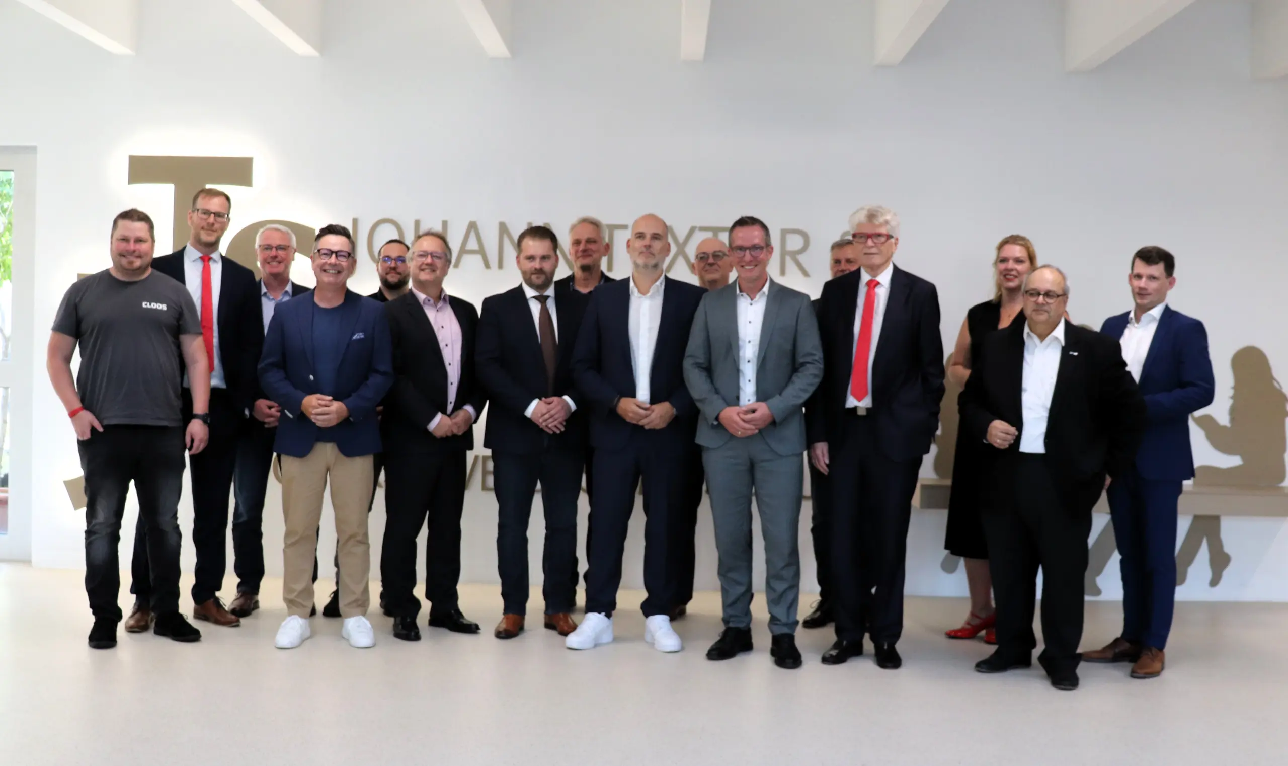 Gemeinsames Engagement für die berufliche Zukunft: Der Lahn-Dill-Kreis, Unternehmen, Verbände und Institutionen sowie ein beratendes Kuratorium des Landes Hessen heben SchulePlus mit der Vereinsgründung auf die nächste wichtige Stufe Foto: Lahn-Dill-Kreis