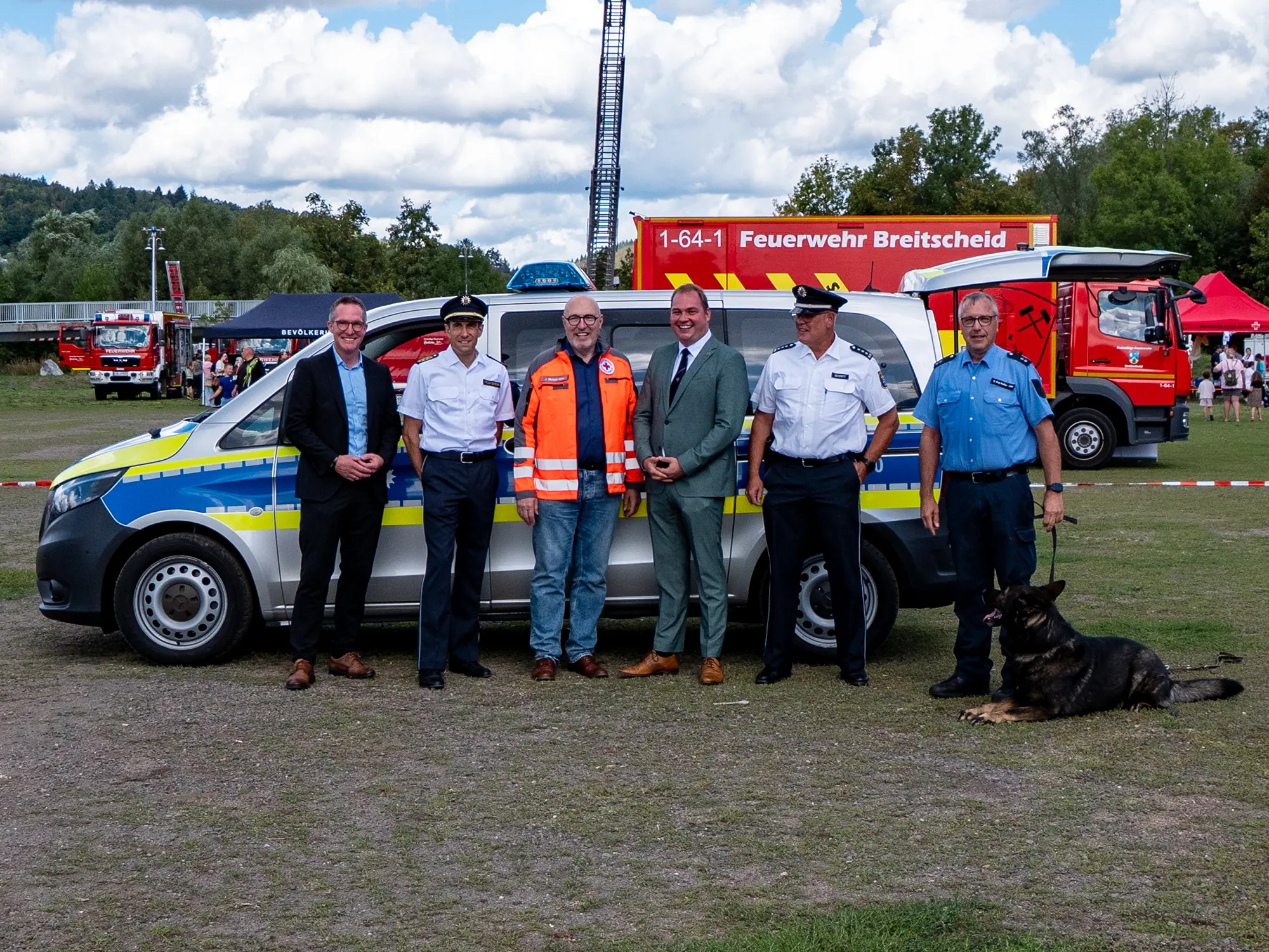 290826_Respektveranstaltung Herborn_1 Die Blaulichtmeile machte deutlich, wie vielfältig die Aufgaben der Organisationen sind und wie eng sie im Einsatz zusammenarbeiten. Foto: Polizeipräsidium Mittelhessen