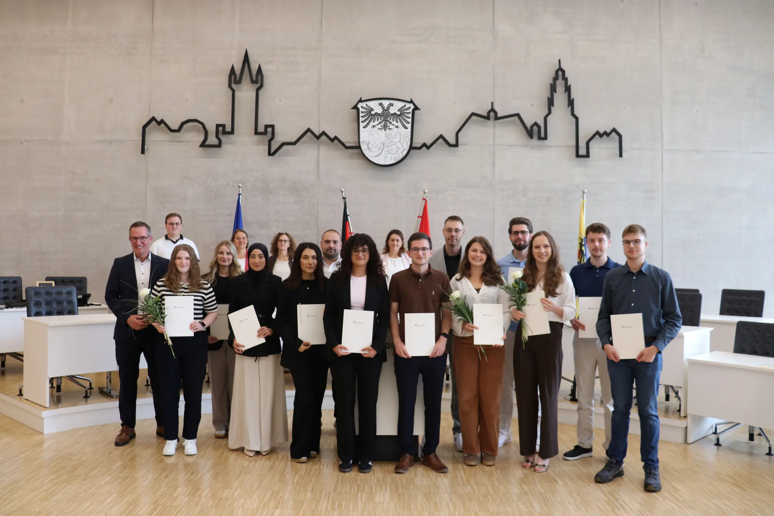 164 Vier Absolventen und neun Nachwuchskräfte: v.l.n.r. Carsten Braun, Simon Wolf (Jugendauszubildenenvertretung) Marie Heupel, Finnja Barho, Sabine Pfeiffer (Frauenbüro) Rümeysa Yeniay, Nadja Schreiber-Lange (Personalratsvertretung), Sude Naz Arslanpence, Noel Brück, Sahanim Kilic, Angelika Zimmermann (Ausbildungsleitung), David Zeller, Alexander Kühnel, Luisa Vogel, Krekel Daniel, Sophie Rompf, Kruse Oliver Tobias und Tim Treppmann. Foto: Lahn-Dill-Kreis