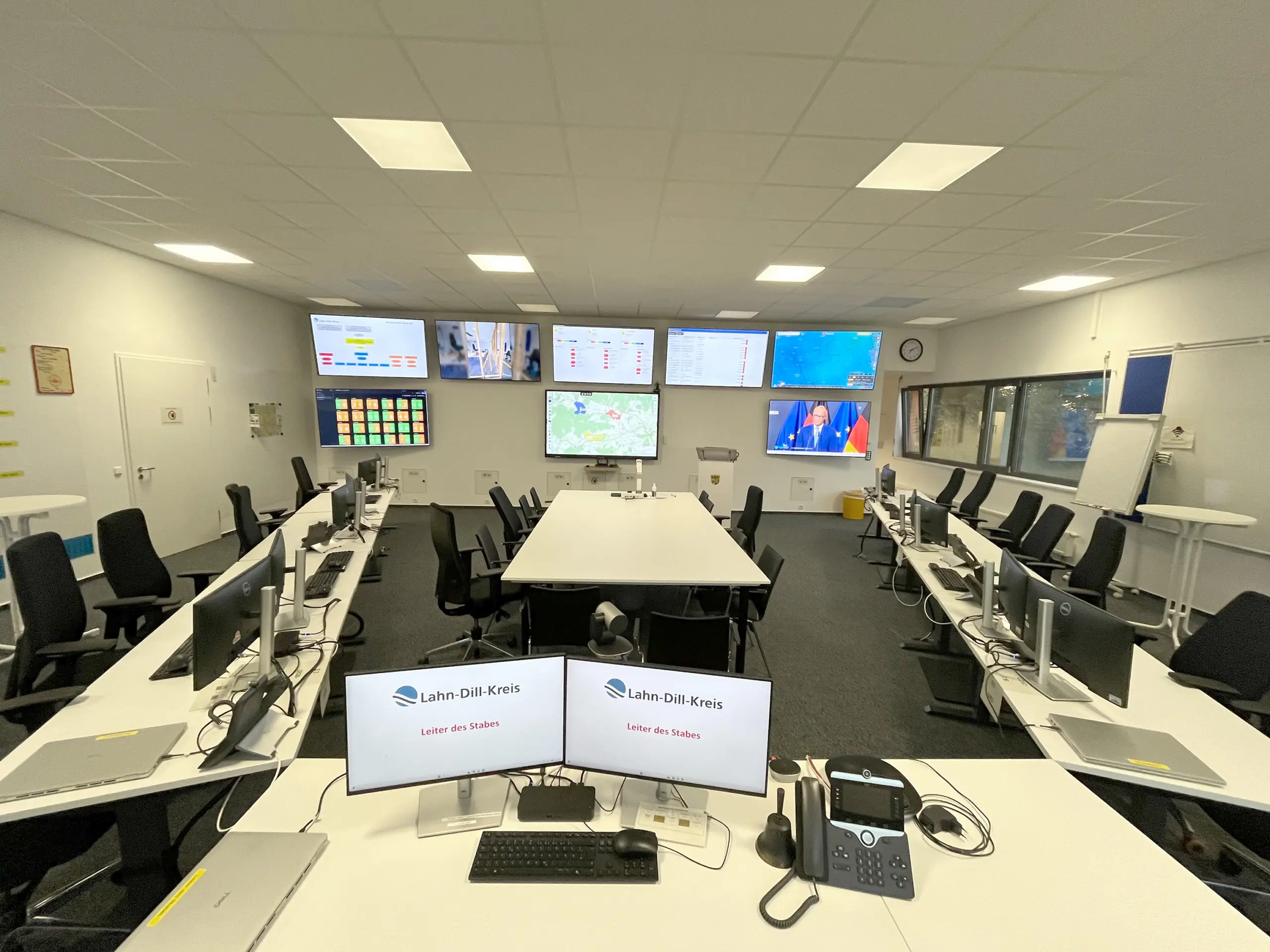 176_1_Neuer Stabsraum Zehn Arbeitsplätze, Sieben Bildschirme und ein großer Touchscreen und eine große Landkreiskarte: Der neue moderne Stabsraum ermöglicht es, Lageinformationen und Karten übersichtlich darzustellen und gemeinsam auszuwerten. Foto: Lahn-Dill-Kreis