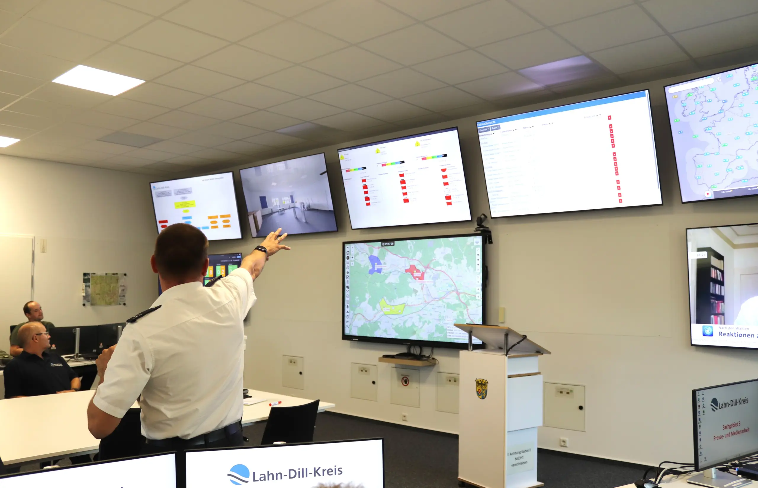 176_2_Neuer Stabsraum Die neue Medienwand bietet dem Führungs- und Katastrophenschutzstab eine gute Übersicht, über verschiedene Lageinformationen, wie Einsatzeinheiten, Wetterdaten wie Windrichtung, Pegelstände oder auch aktuelle Nachrichten. Foto: Lahn-Dill-Kreis