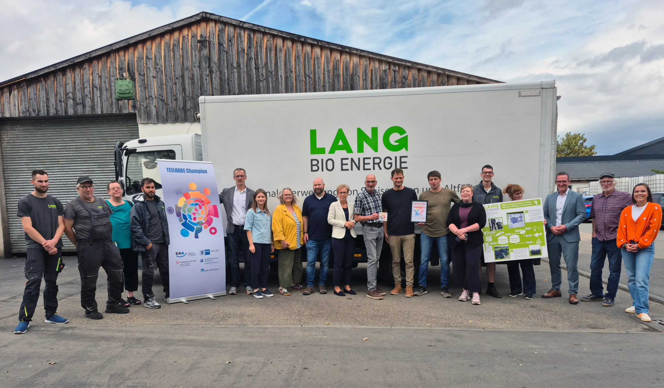 Teilhabechampion: Mitarbeitende und Geschäftsführer der LangBioEnergie mit Landrat Carsten Braun, Bürgermeister Oliver Hölz und den Jurymitgliedern bei der Übergabe der Auszeichnung. Foto: Agentur für Arbeit Limburg-Wetzlar