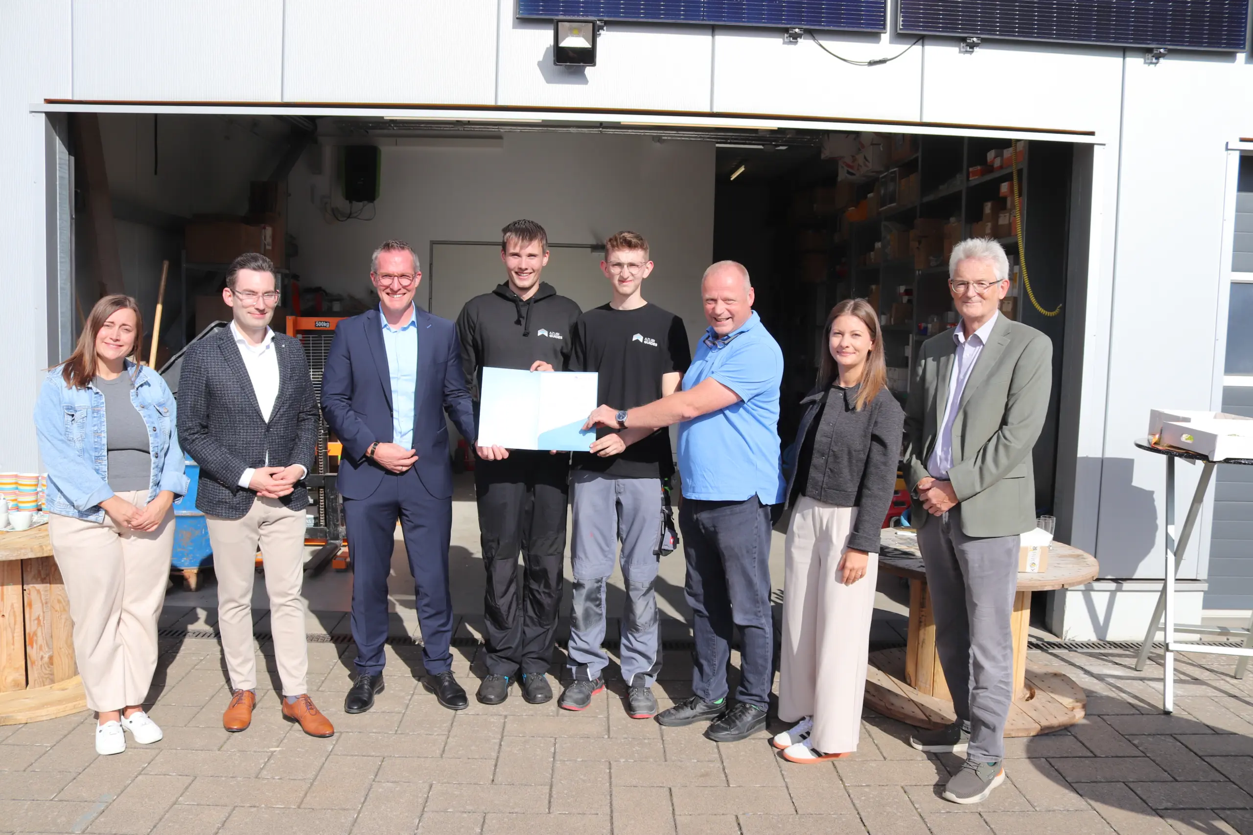 181 Landrat Carsten Braun überreichte den Förderbescheid jetzt bei der Elektro Gemmer GmbH in Wetzlar. Foto: Lahn-Dill-Kreis
